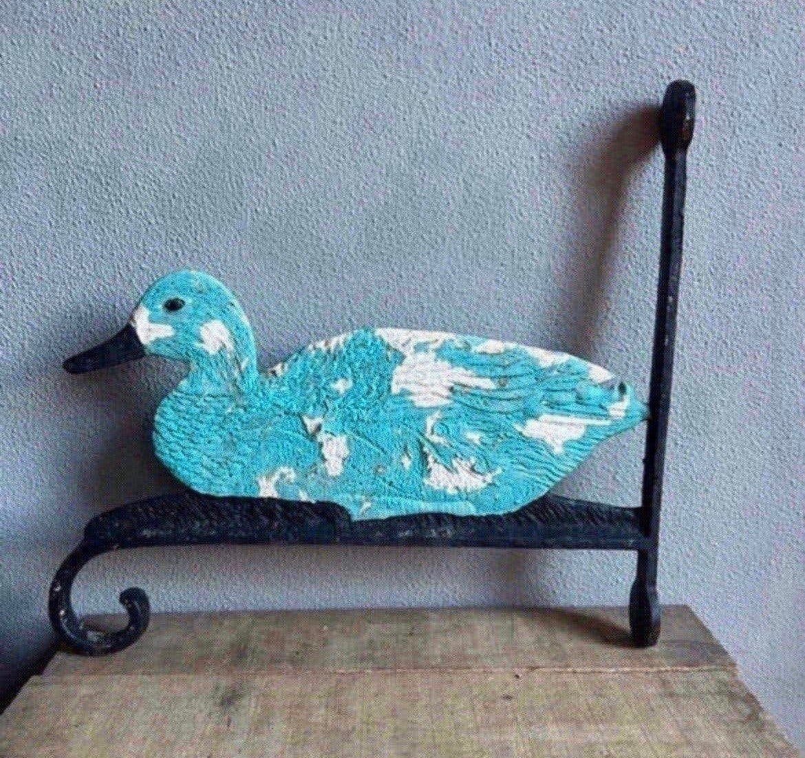 Oude frans wandhaak / plantenhanger met eend, Verzenden
