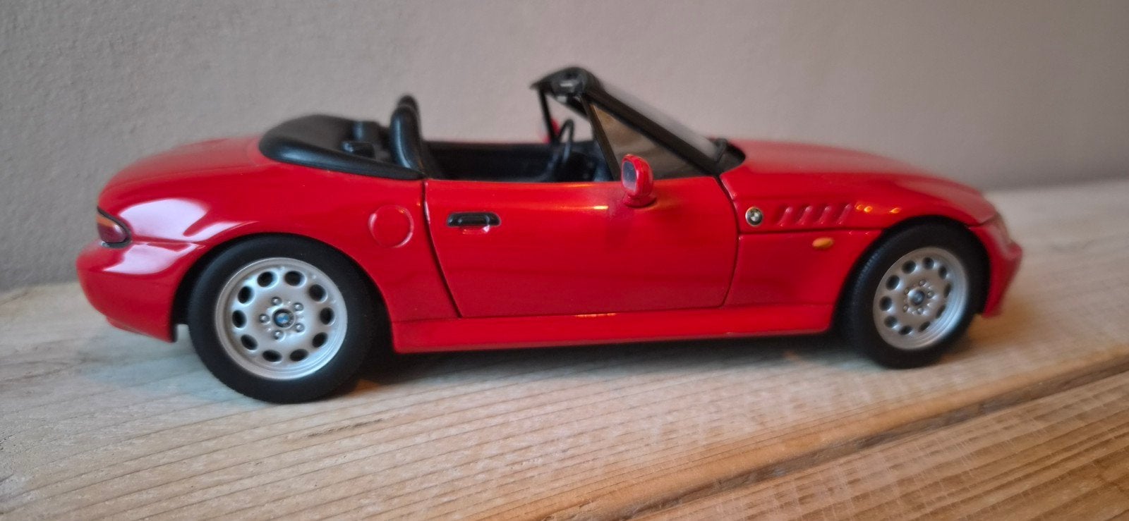 BMW Z3 Roadster schaalmodel 1:18 rood UT models, Ophalen, Zo goed als nieuw