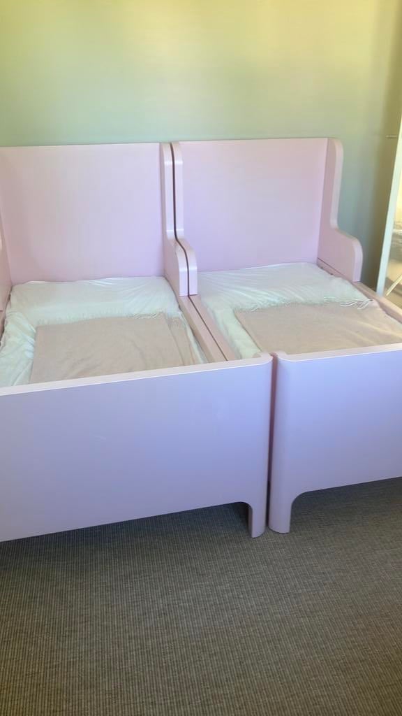 Twee 2 roze kinderbedjes kinderbedje kleuterbed, Ophalen of Verzenden, Zo goed als nieuw, Minder dan 140 cm, Minder dan 70 cm