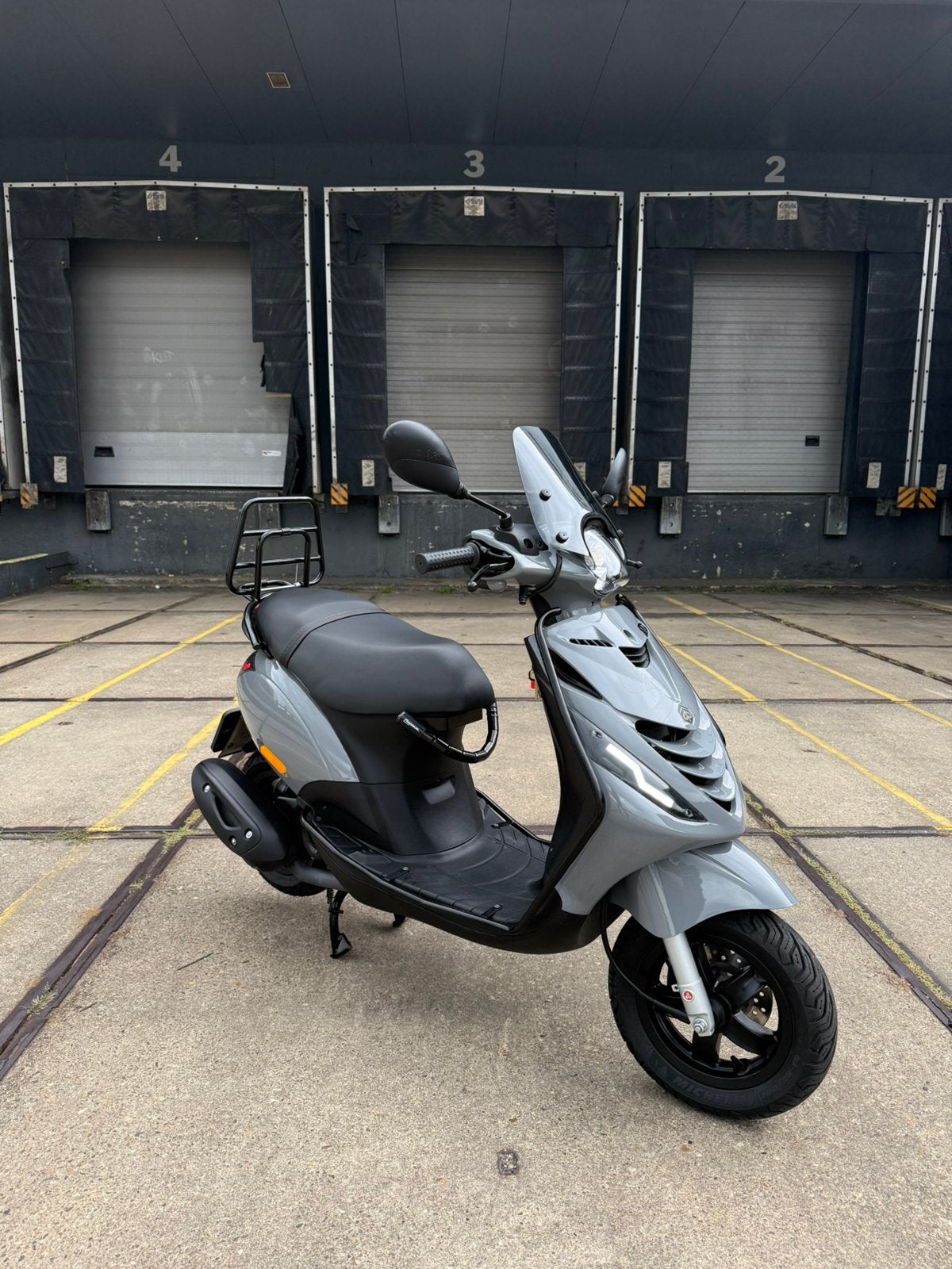Piaggio Zip - Full Option - Nardo Grey - 2022 - 6.000km!, Ophalen, Maximaal 45 km/u, Zip, Zo goed als nieuw