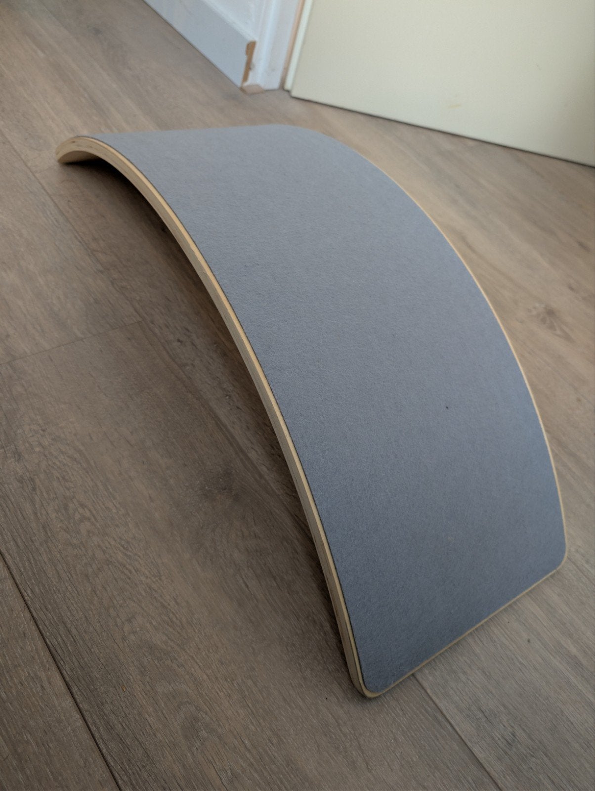 Houten balance board met grijze vilten bekleding, Ophalen, Zo goed als nieuw