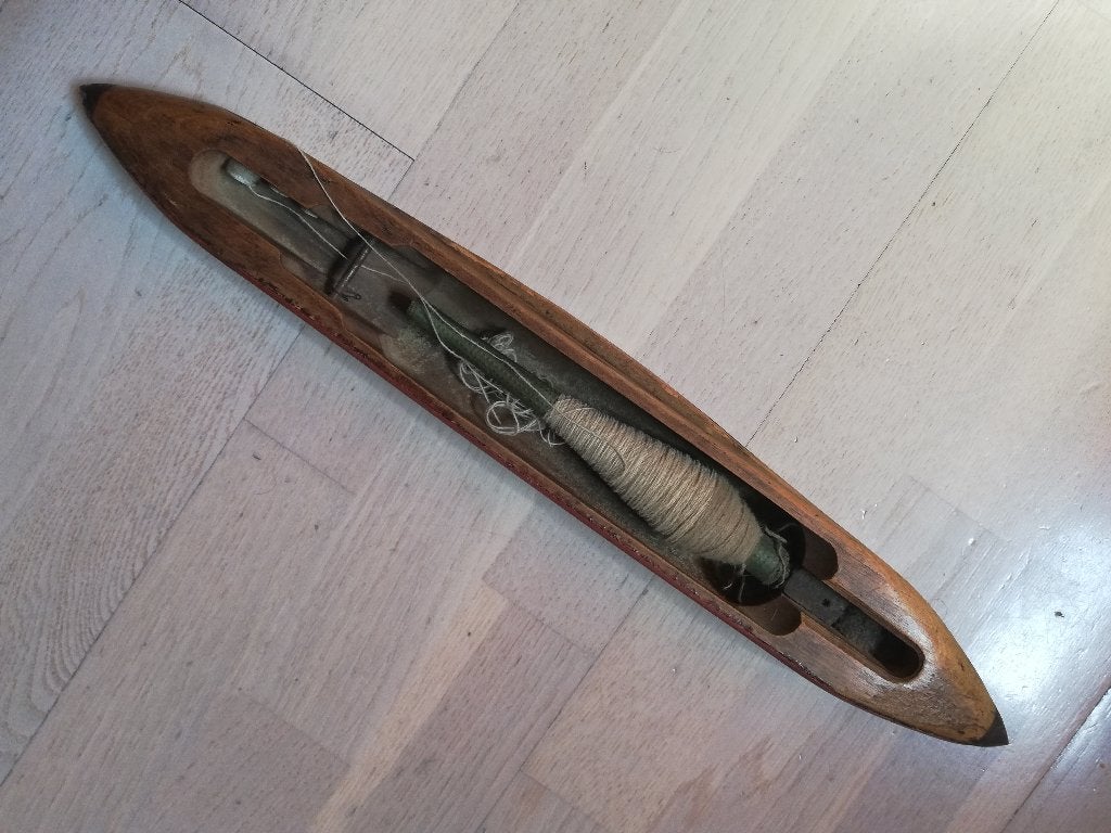Antieke houten weefspoel met garen, Ophalen of Verzenden