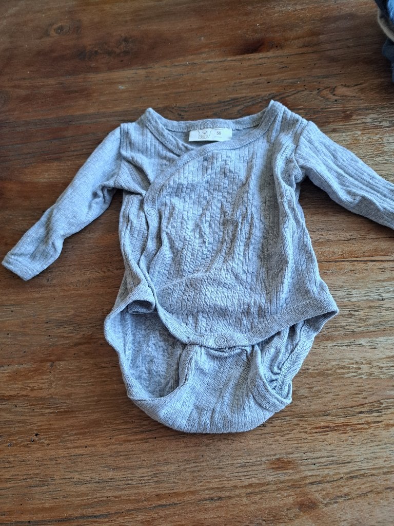 Baby grijze lange mouwen romper maat 56, Ophalen, Nacht- of Onderkleding, Jongetje of Meisje, Zo goed als nieuw