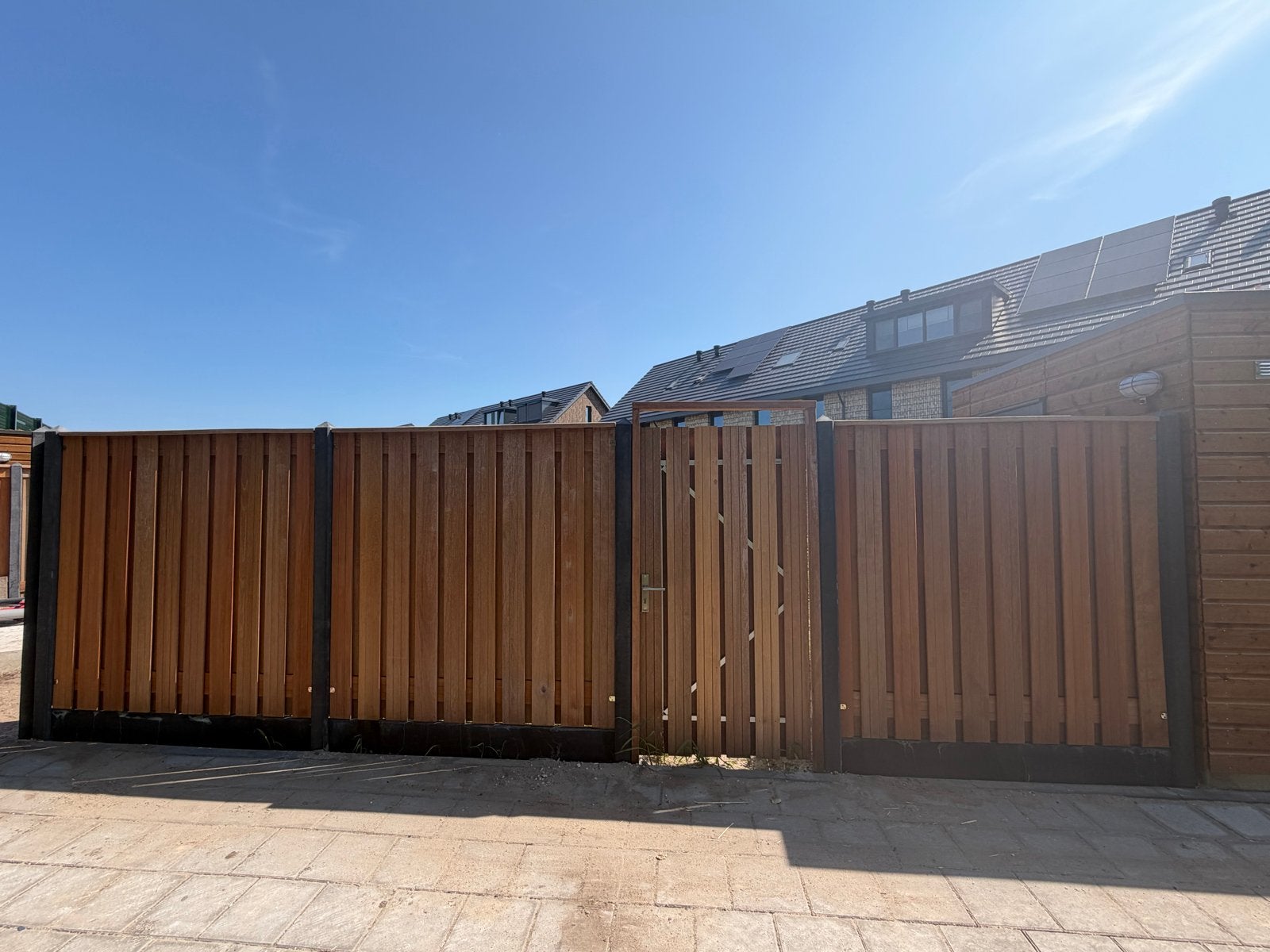 Hardhouten poort en schuttingdelen (ca. 7 meter), Ophalen, 1 tot 2 meter, 6 meter of meer, Zo goed als nieuw