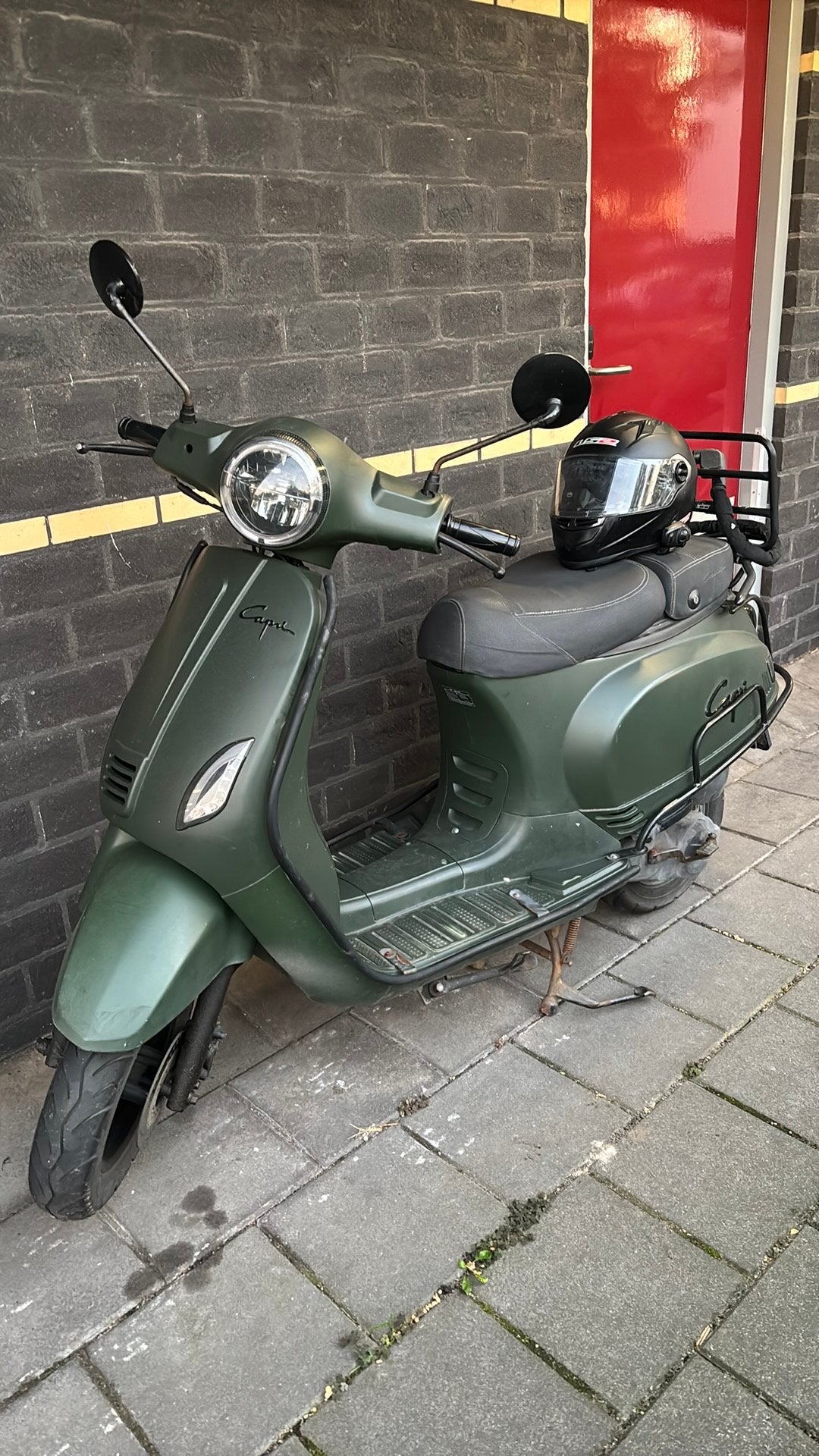 Goed onderhouden capri scooter bromfiets mooi ledverlichting, Fietsen en Brommers, Ophalen, Gebruikt, Maximaal 45 km/u