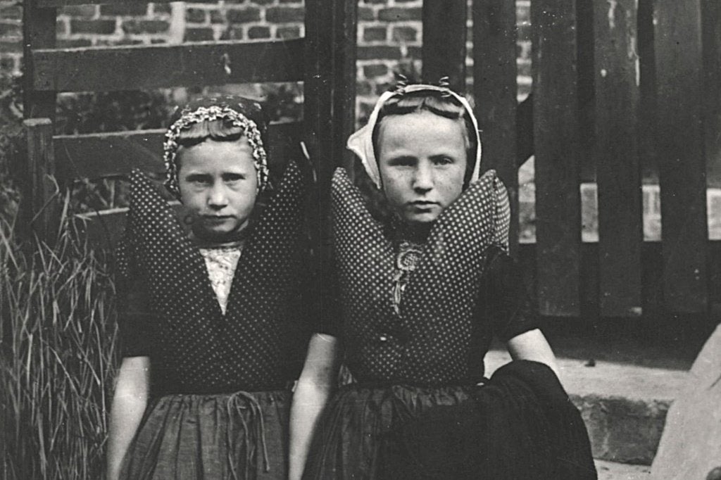 988174 Axel ZL Klederdracht Nette oude kaart Onbeschreven, Ophalen of Verzenden, 1940 tot 1960, Ongelopen, Zeeland