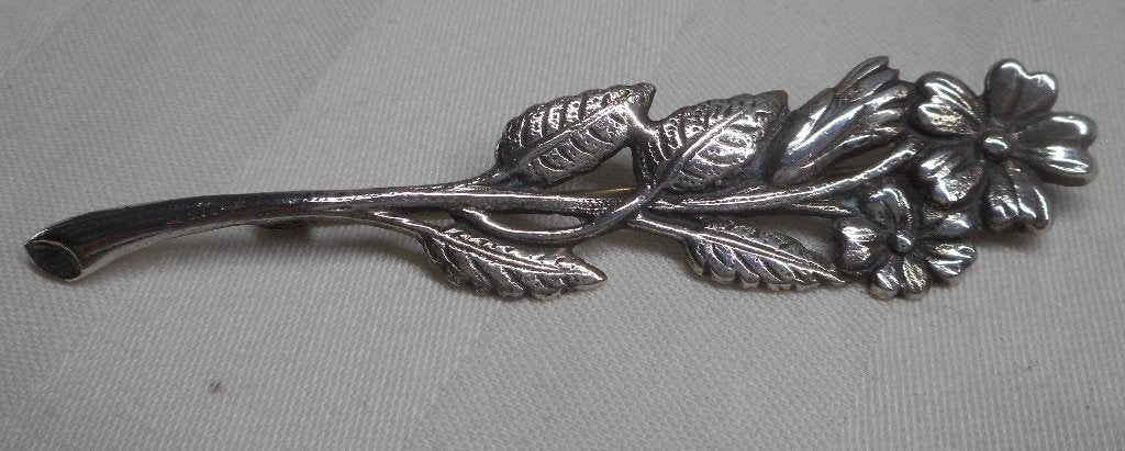 Zilveren antieke lange broche met trompet sluiting nr.400, Verzenden, Zilver, Broche