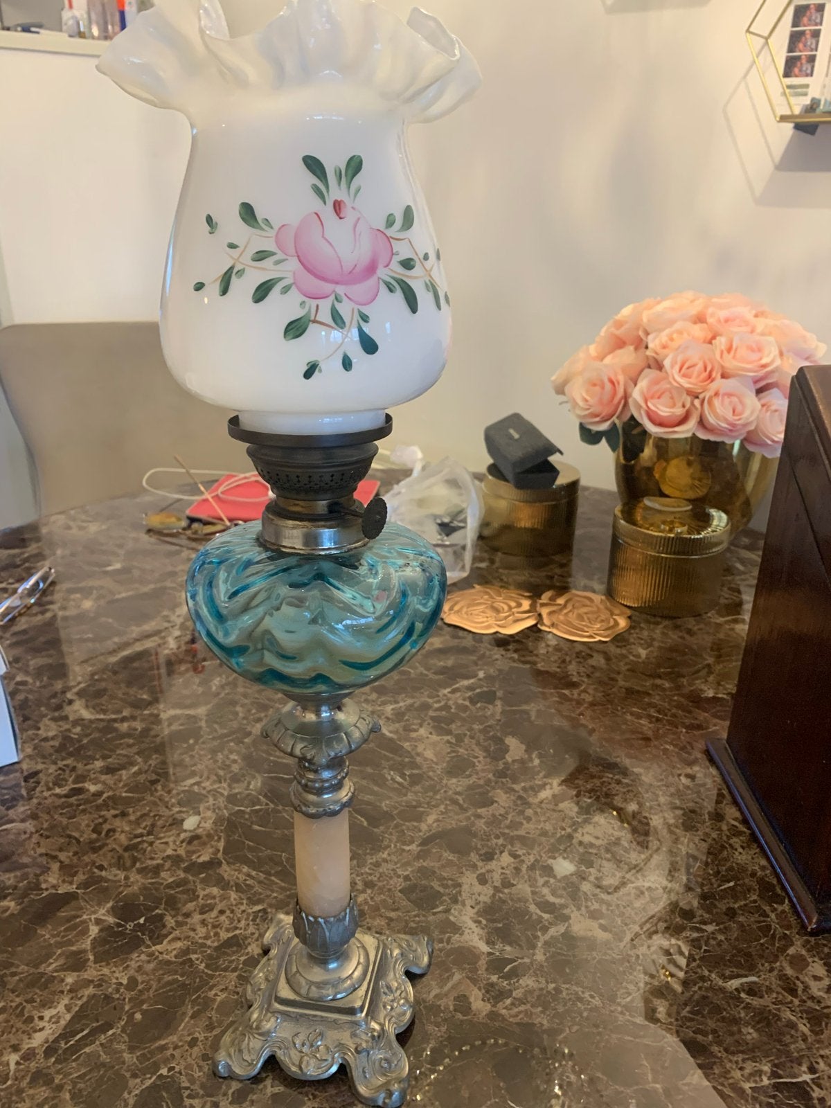 Antieke olielamp met bloemmotief en blauw glazen reservoir, Antiek en Kunst, Ophalen of Verzenden