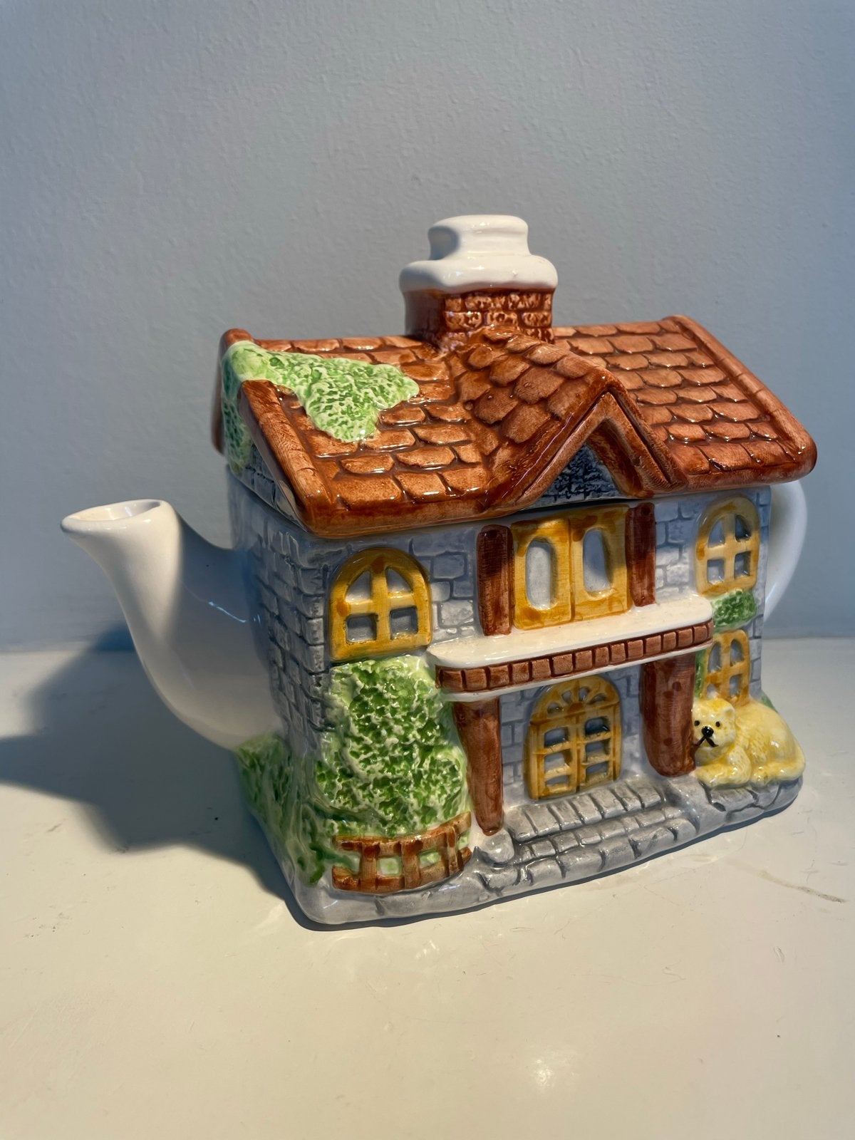 Unieke theepot in de vorm van een huisje met hondje, Antiek en Kunst, Ophalen of Verzenden