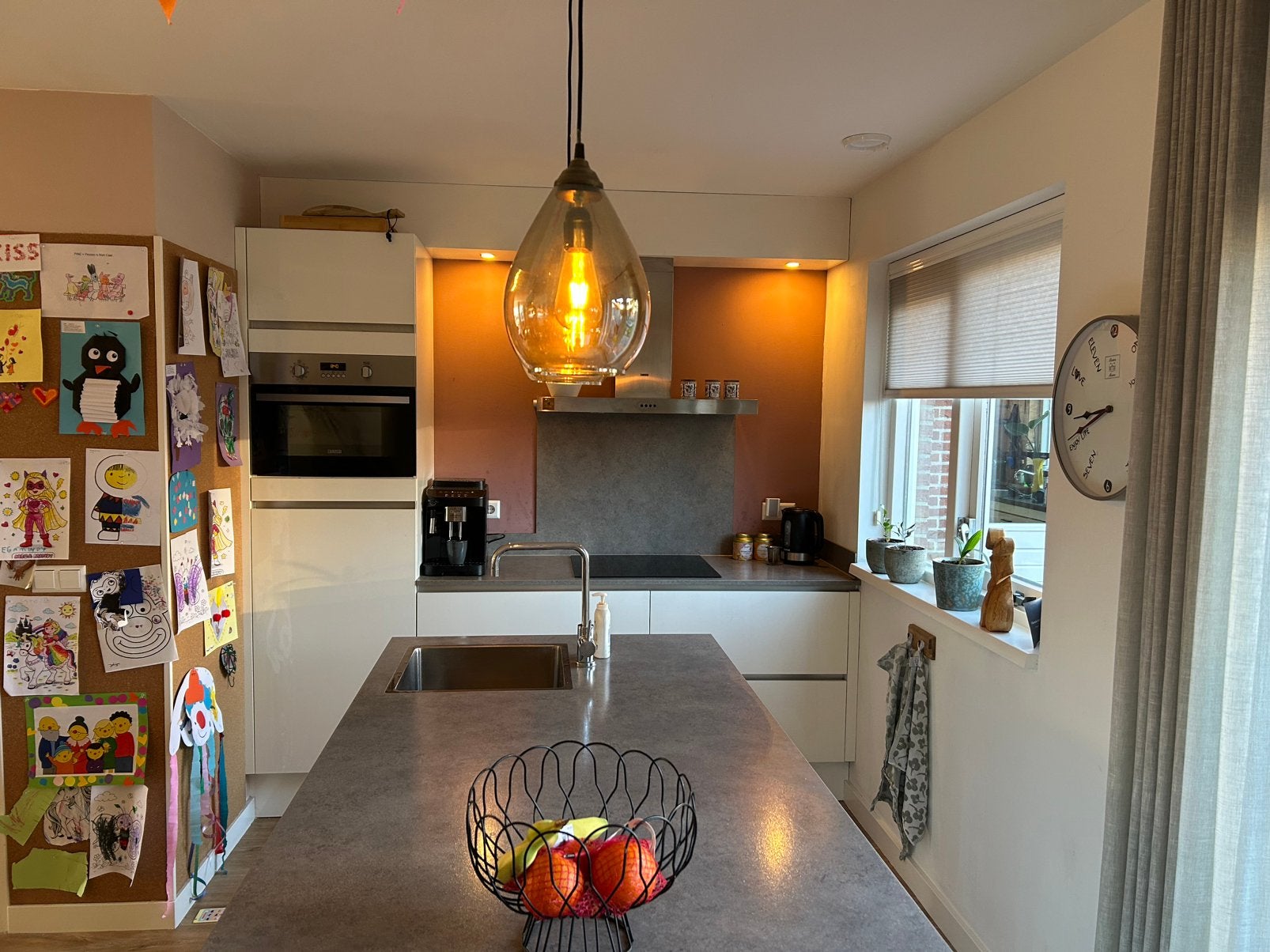 Moderne hoogglans keuken met spoeleiland, Huis en Inrichting, Ophalen, Zo goed als nieuw, Wit, Graniet of Steen