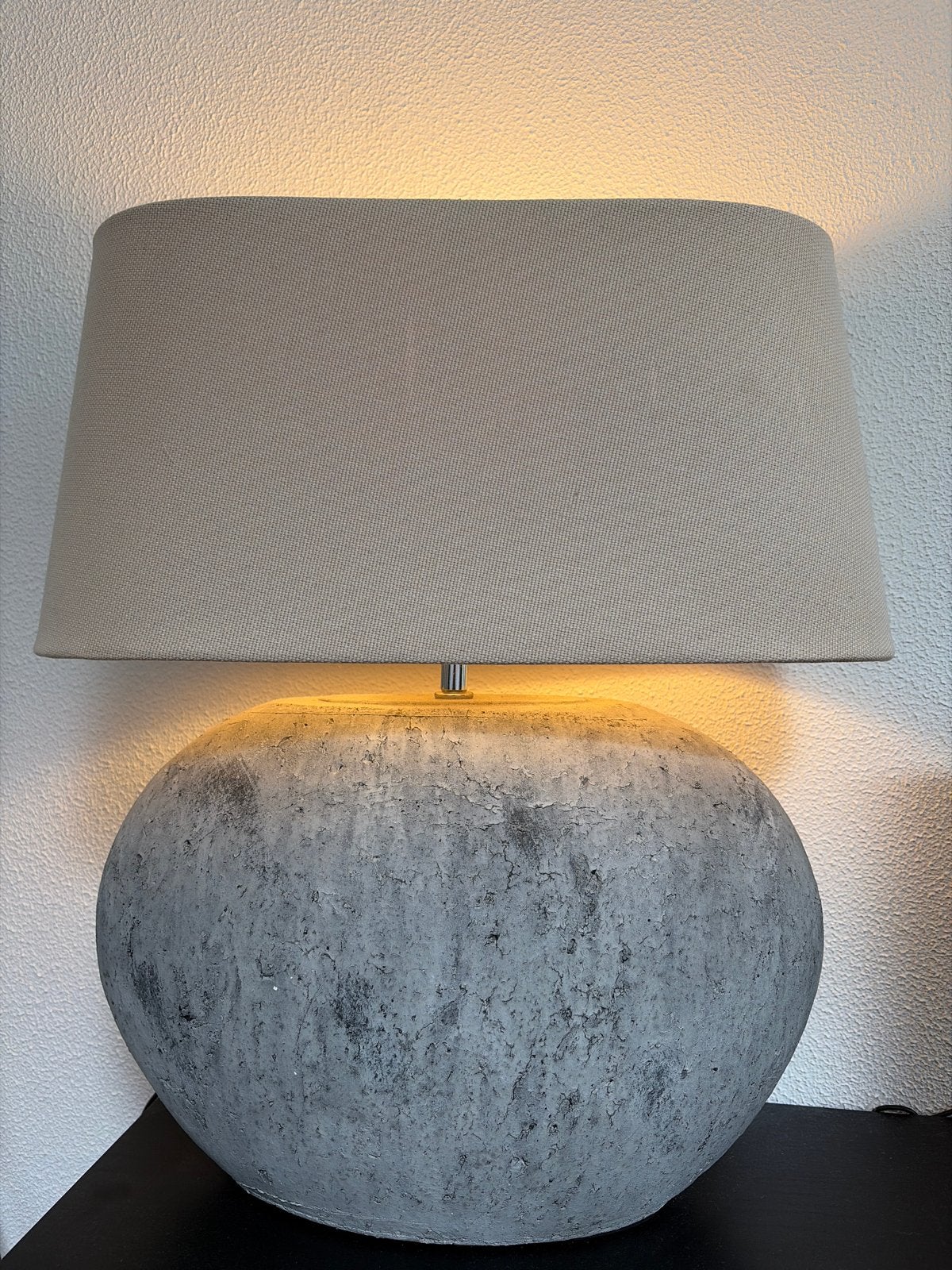 Moderne tafellamp met grijze betonnen voet en stoffen kap, Huis en Inrichting, Ophalen, Overige merken, Textiel, E27 (groot)