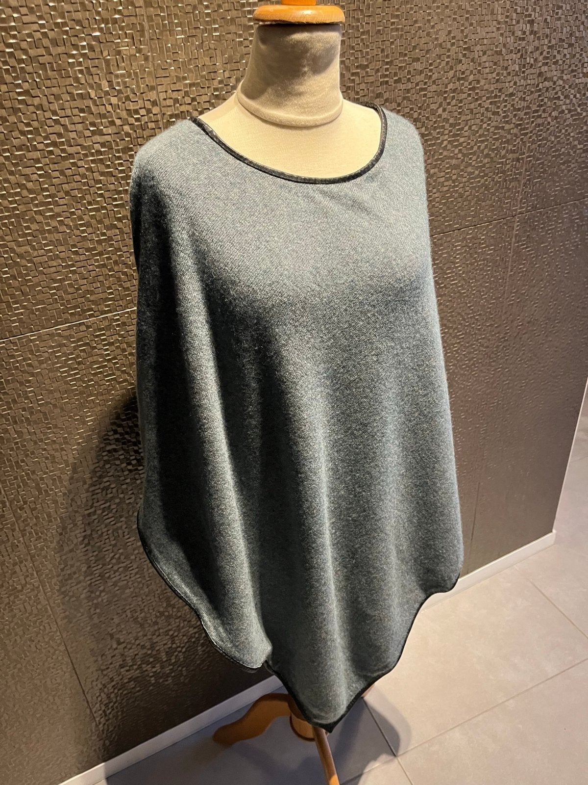 Repeat Poncho 80% Wol 20% Kasjmier grijs, Kleding | Dames, Ophalen of Verzenden, Zo goed als nieuw, Maat 38/40 (M), Grijs