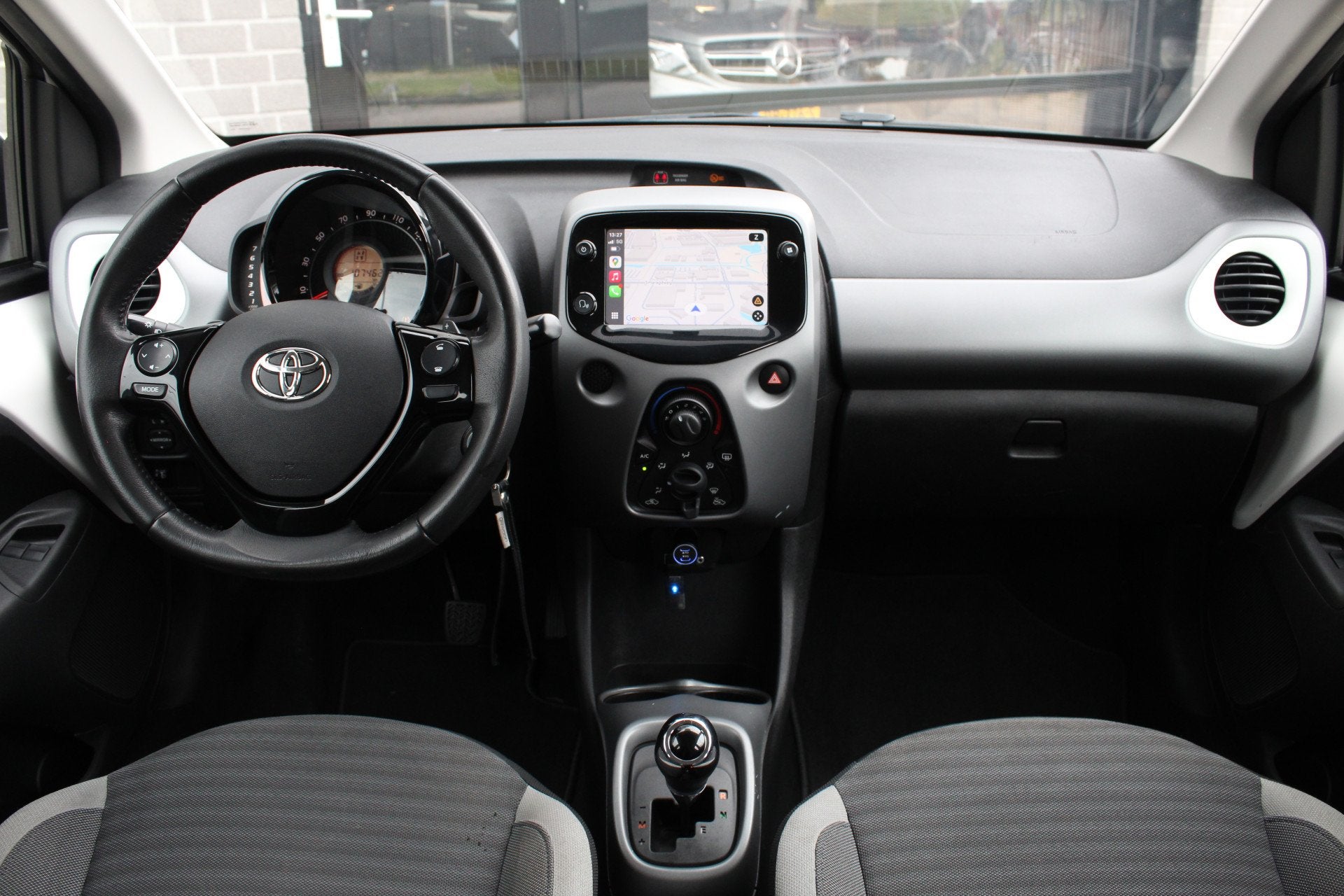 Toyota Aygo 1.0 VVT-i X-Play / Open dak / Carplay / Automaat, Stof, Gebruikt, Met garantie (alle), 4 stoelen