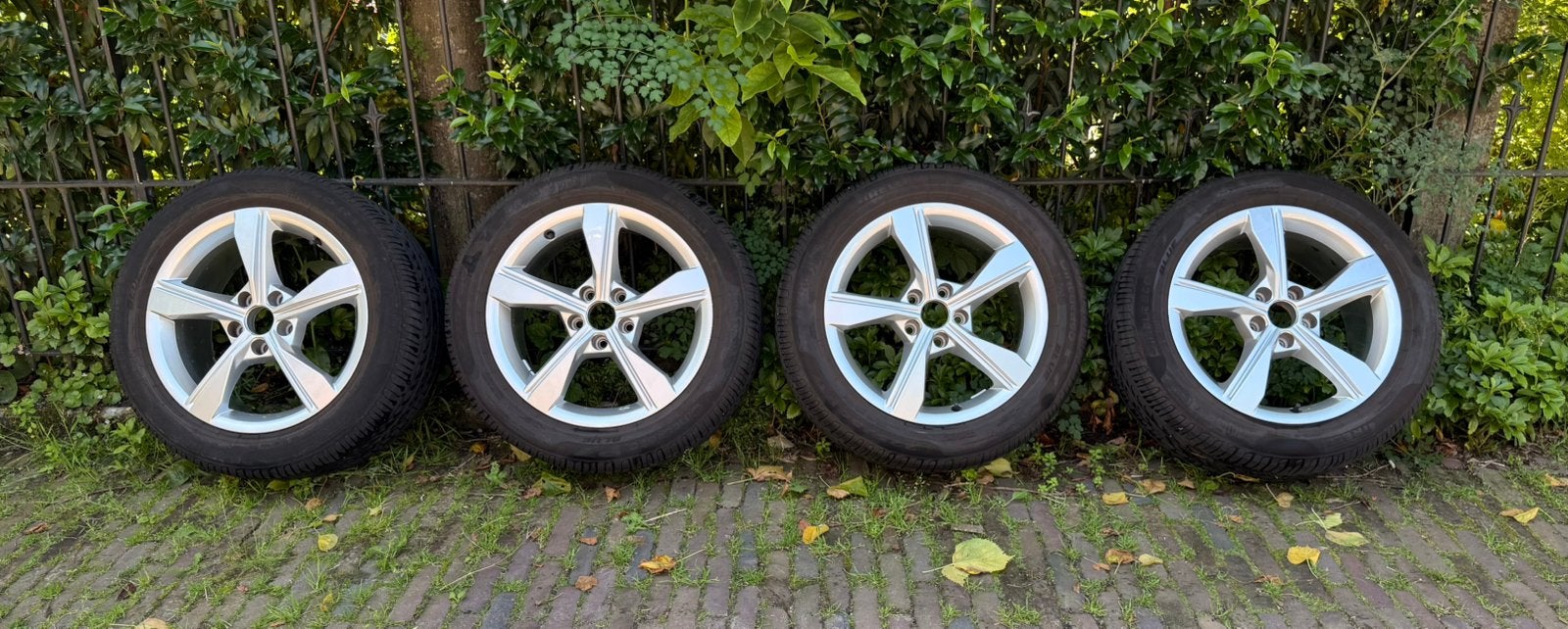 Original Audi 17 inch velgen en Piirelli banden 225 / 50 R17, Auto-onderdelen, Banden en Velgen, Ophalen, Gebruikt, Velg(en), 17 inch