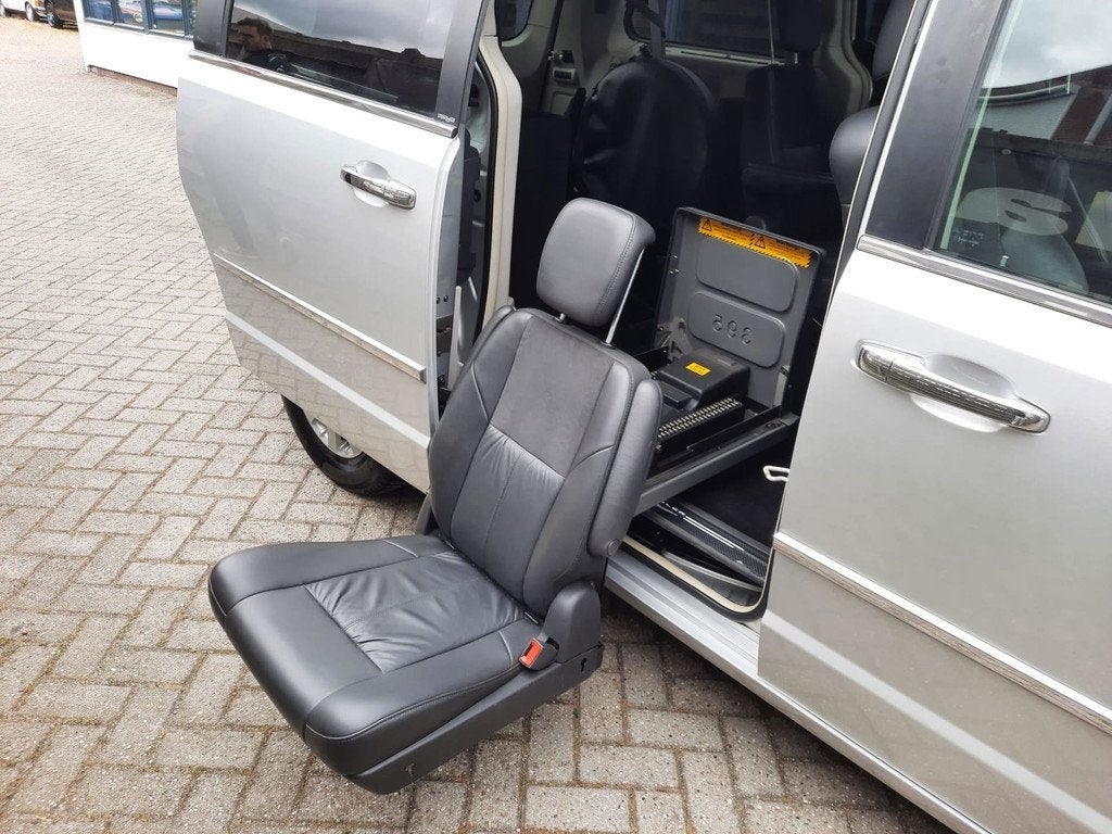 Chrysler Grand Voyager 3.8 V6 rolstoelvervoer stoellift SUPE, Auto's, Chrysler, Gebruikt, Zwart, Grand Voyager, 138 €/maand