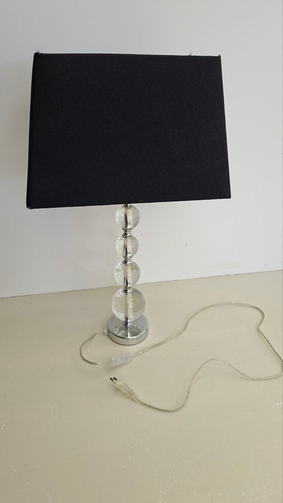 Moderne tafellamp met glazen voet en zwarte kap, Ophalen, 50 tot 75 cm, Zo goed als nieuw, Modern, Glamour