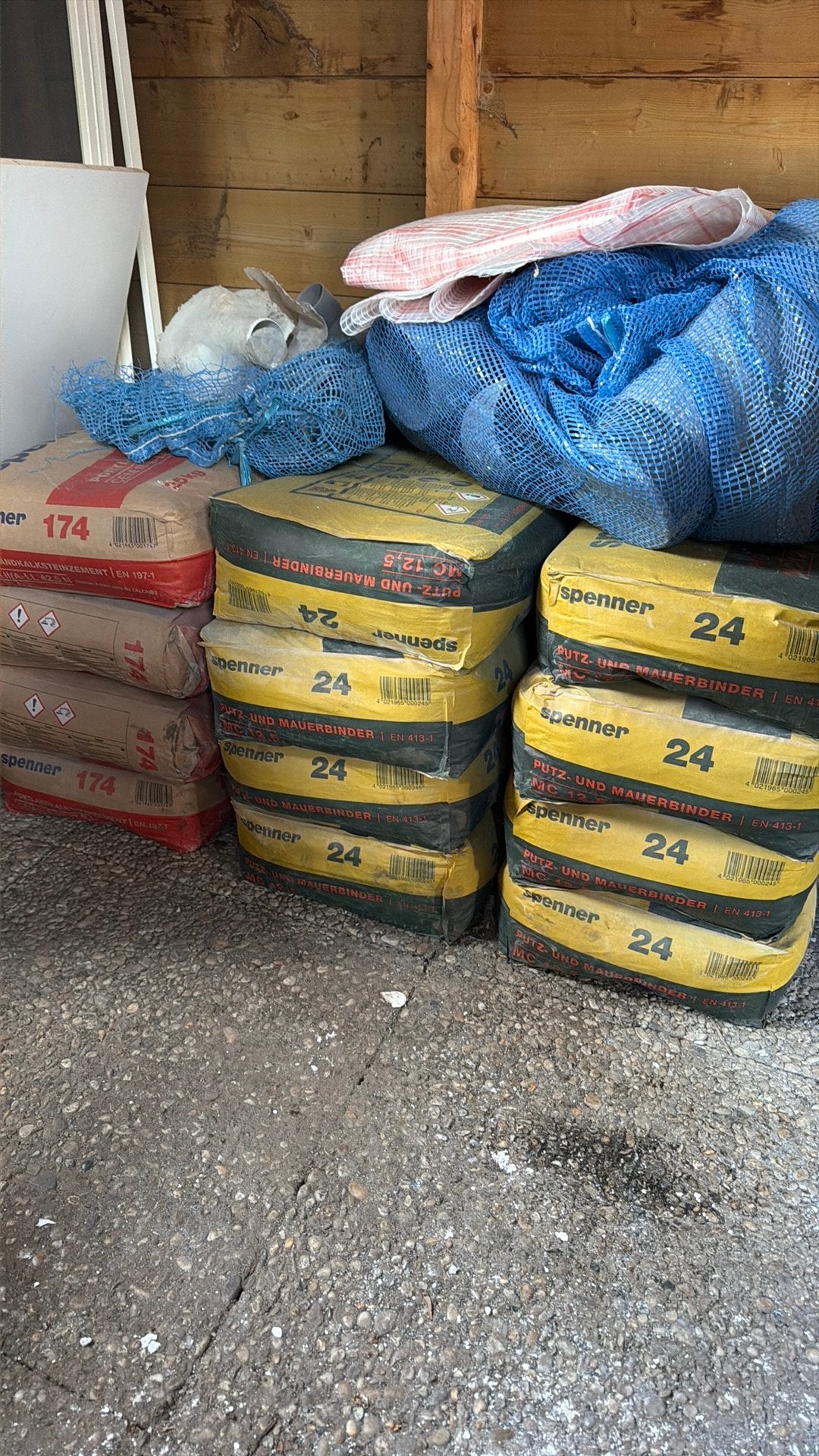 Cement zakken, Ophalen