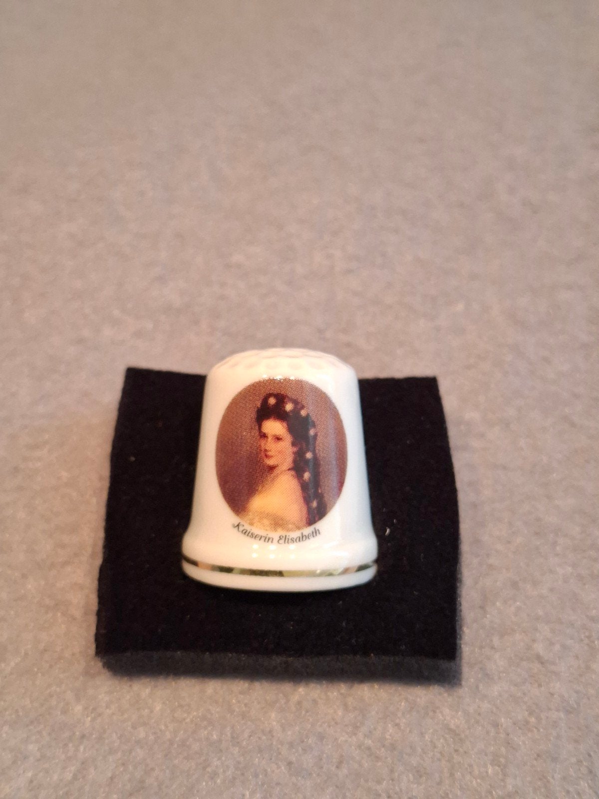 Vingerhoedje Kaiserin Elisabeth, Verzamelen, Vingerhoedjes, Ophalen of Verzenden, Nieuw, Porselein, Buitenland