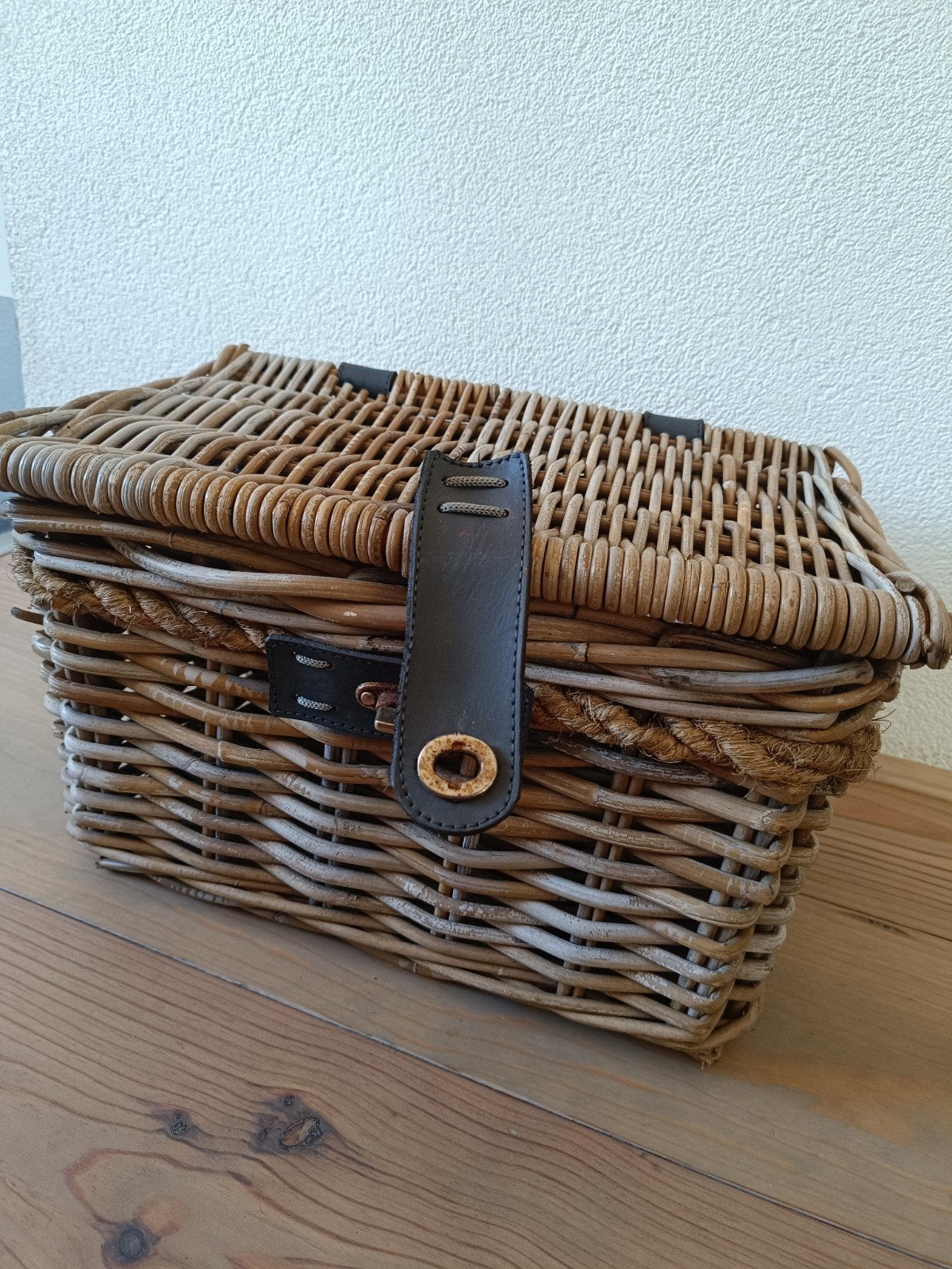 Stoere  rieten fietsmand met deksel 17 liter, Fietsen en Brommers, Fietsaccessoires | Fietsmanden, Ophalen of Verzenden, Zo goed als nieuw