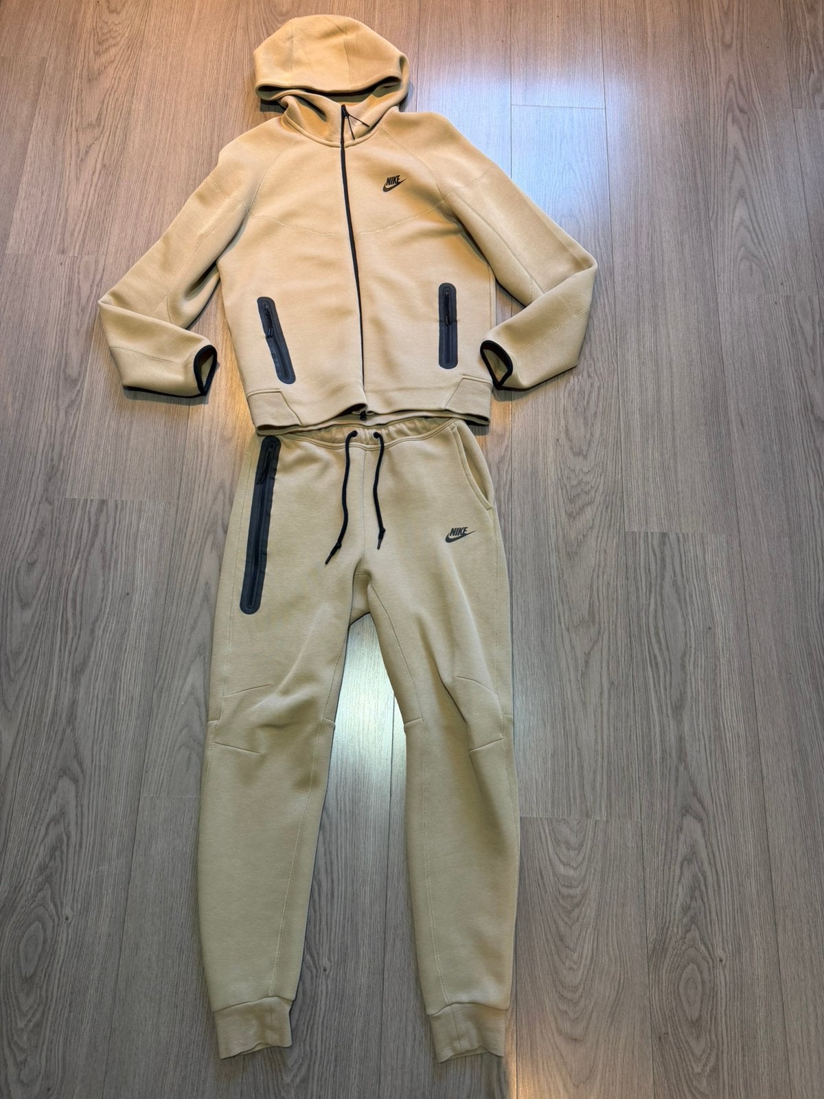 Nike Tech Fleece pak crème – Vest M / Broek S – Nieuw, Maat 48/50 (M), Beige, Ophalen of Verzenden, Zo goed als nieuw