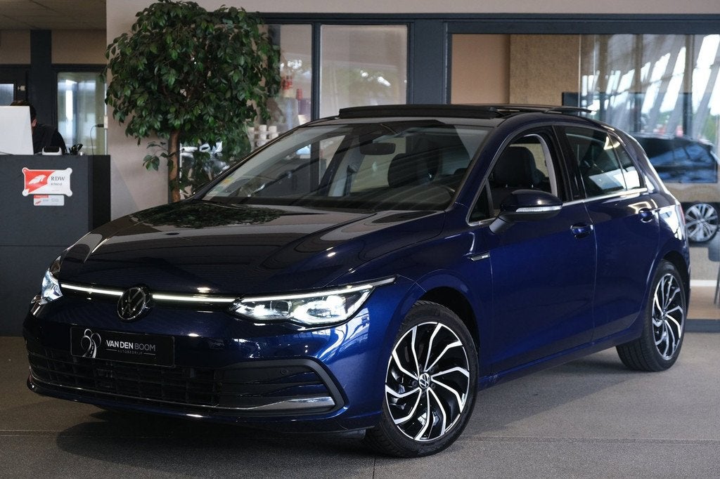 Volkswagen Golf 8 1.5 eTSI Style 150PK Pano Led Navi Cam ACC, 4 cilinders, 150 pk, Blauw, Origineel Nederlands