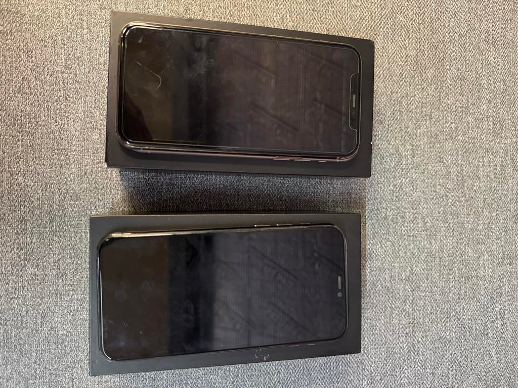 2x iPhone 11 Pro 64 GB met schade - Ideaal voor onderdelen, Telecommunicatie, Mobiele telefoons | Apple iPhone, Niet werkend, 64 GB