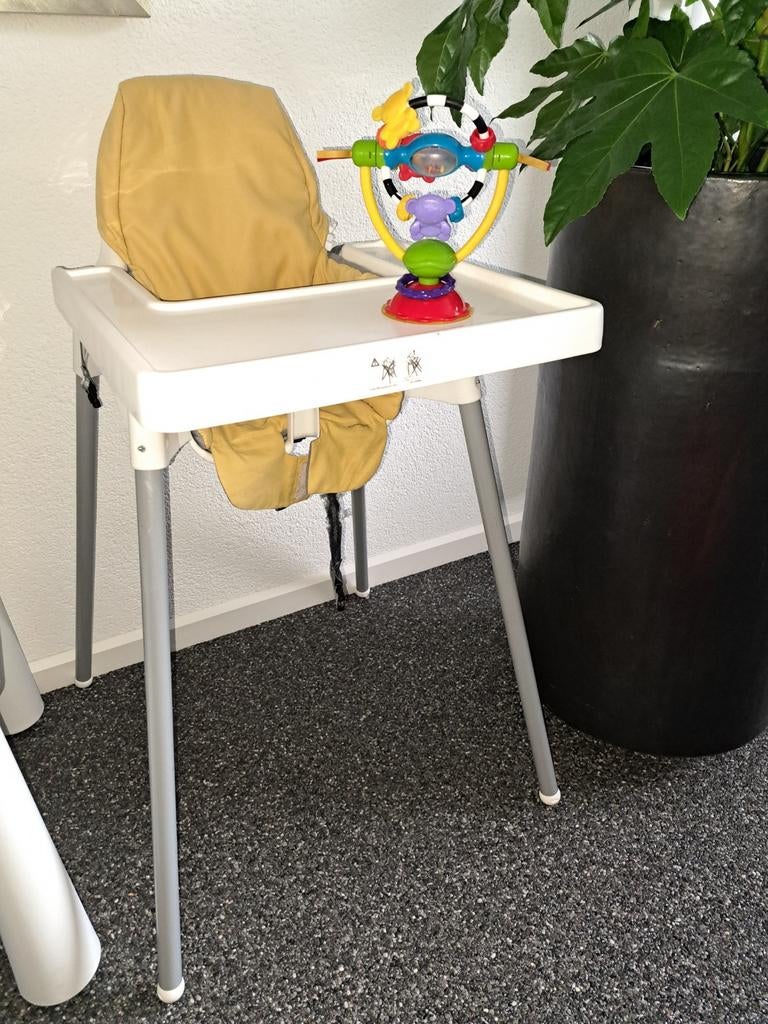 Ikea kinderstoel met zitje en speeltje, Kinderen en Baby's, Kinderstoelen, Gebruikt, Overige typen, Stoelverkleiner, Ophalen