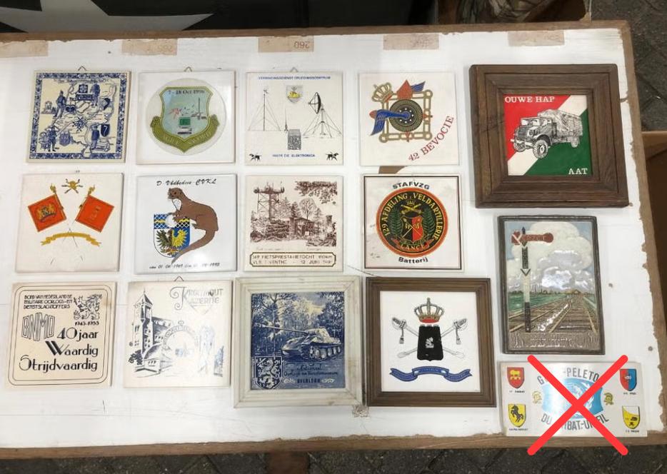 Militaire tegeltjes - Verzamelobjecten - Souvenir, Verzamelen, Overige typen, Onbekend, Ophalen of Verzenden, Onbekend