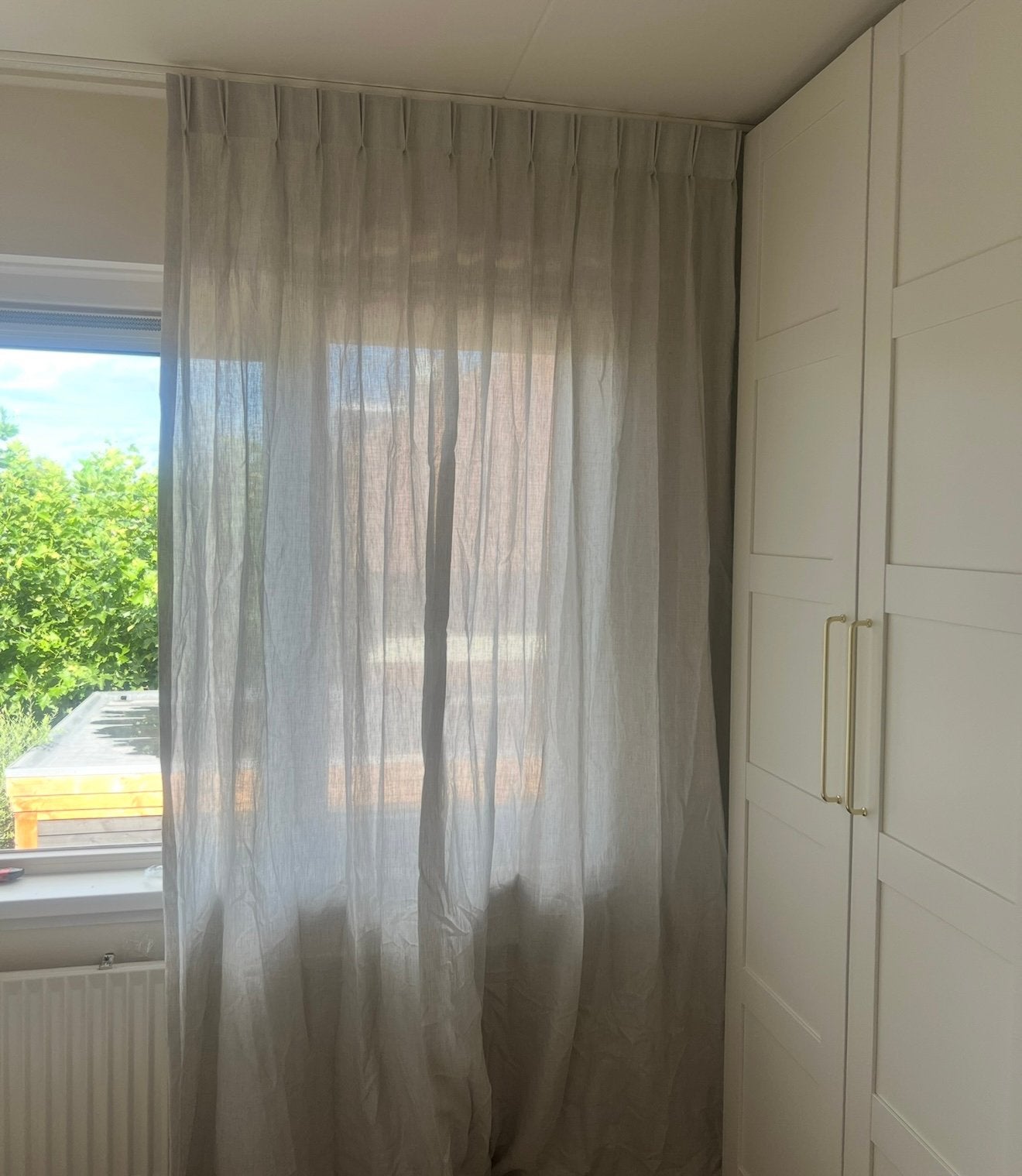 Lichtgrijze gordijnen - dubbele plooi - set van 2, Huis en Inrichting, Gebruikt, 235 cm, Lichtdoorlatend, Ophalen of Verzenden