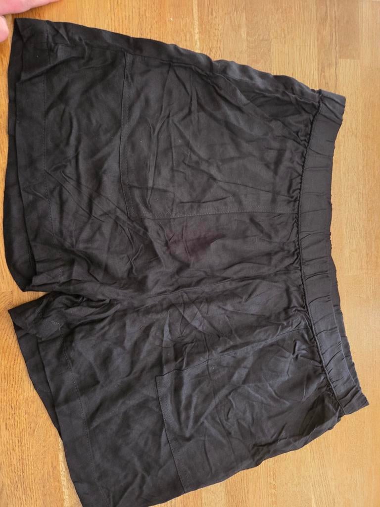 Zwarte korte broek, maat 44., Kleding | Dames, Kort, Zwart, Maat 42/44 (L), Ophalen of Verzenden