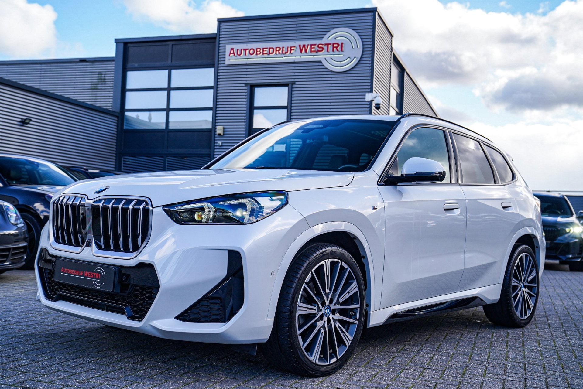 BMW X1 SDrive18i | Massage | Trekhaak | 360 camera | Harman/, Auto's, Dealer onderhouden, 136 pk, Gebruikt, Wit