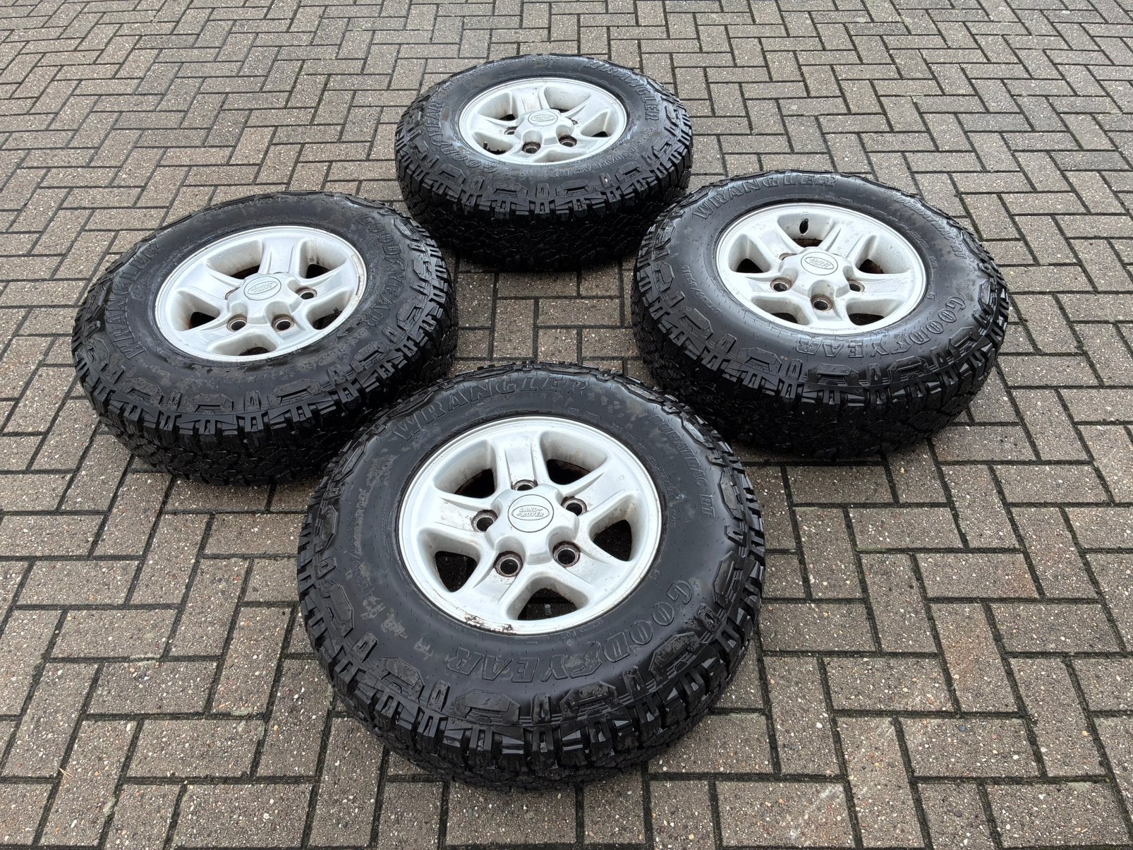 Set van 4 stuks Boost velgen met banden tbv Defender, Ophalen, Gebruikt, 16 inch, Banden en Velgen