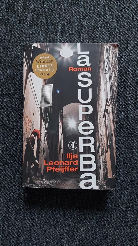 La Superba - Ilja Leonard Pfeijffer, Boeken, Romans, Zo goed als nieuw, Nederland, Ophalen of Verzenden