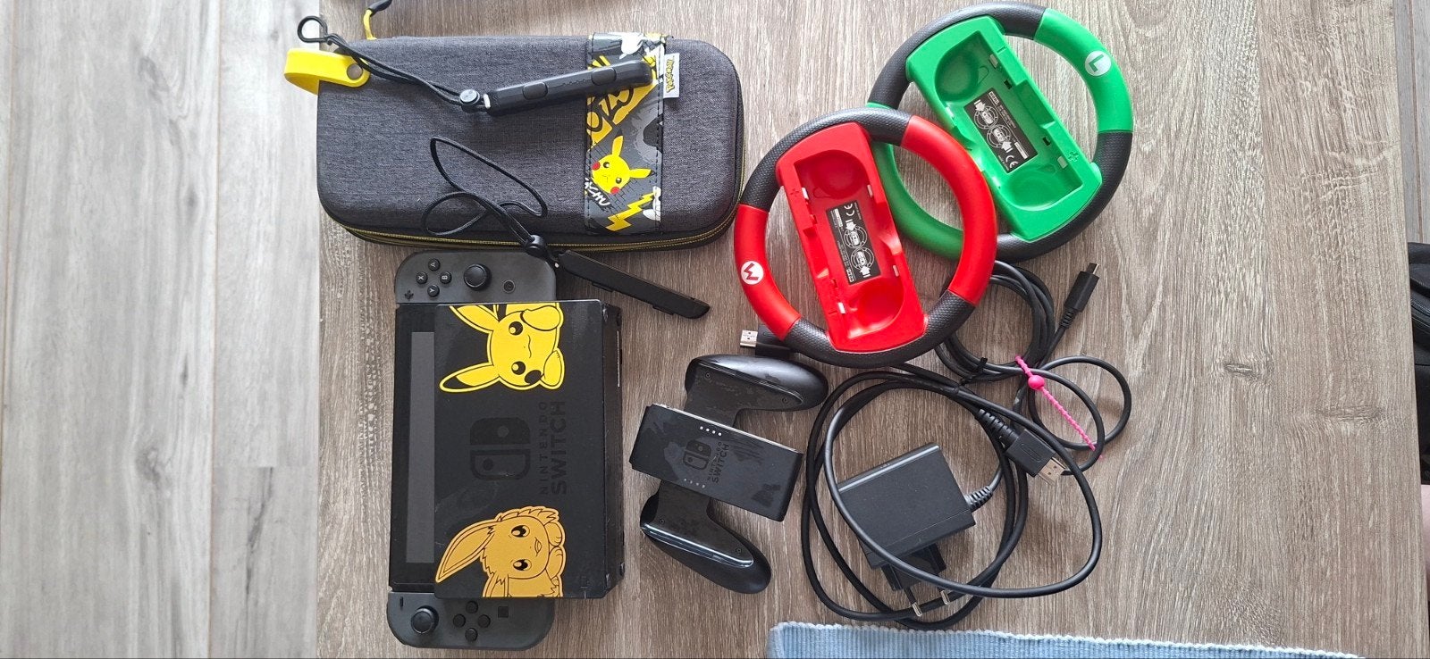 Pikachu Nintendo Switch met accessoires en racesturen, Ophalen of Verzenden, Gebruikt, Met 2 controllers, Switch Original
