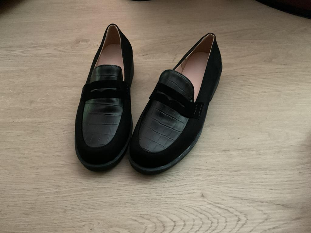 Gloednieuwe lage leren damesschoenen maat 37., Kleding | Dames, Schoenen, Nieuw, Ophalen of Verzenden, Instappers, Zwart