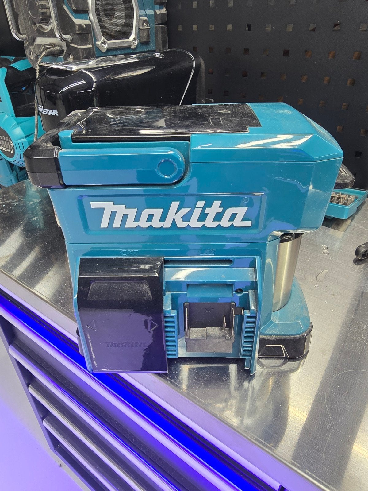Makita DCM501 Accu Koffiezetapparaat - Draagbaar & Robuust, Witgoed en Apparatuur, Koffiezetapparaten, Koffiemachine, Ophalen of Verzenden