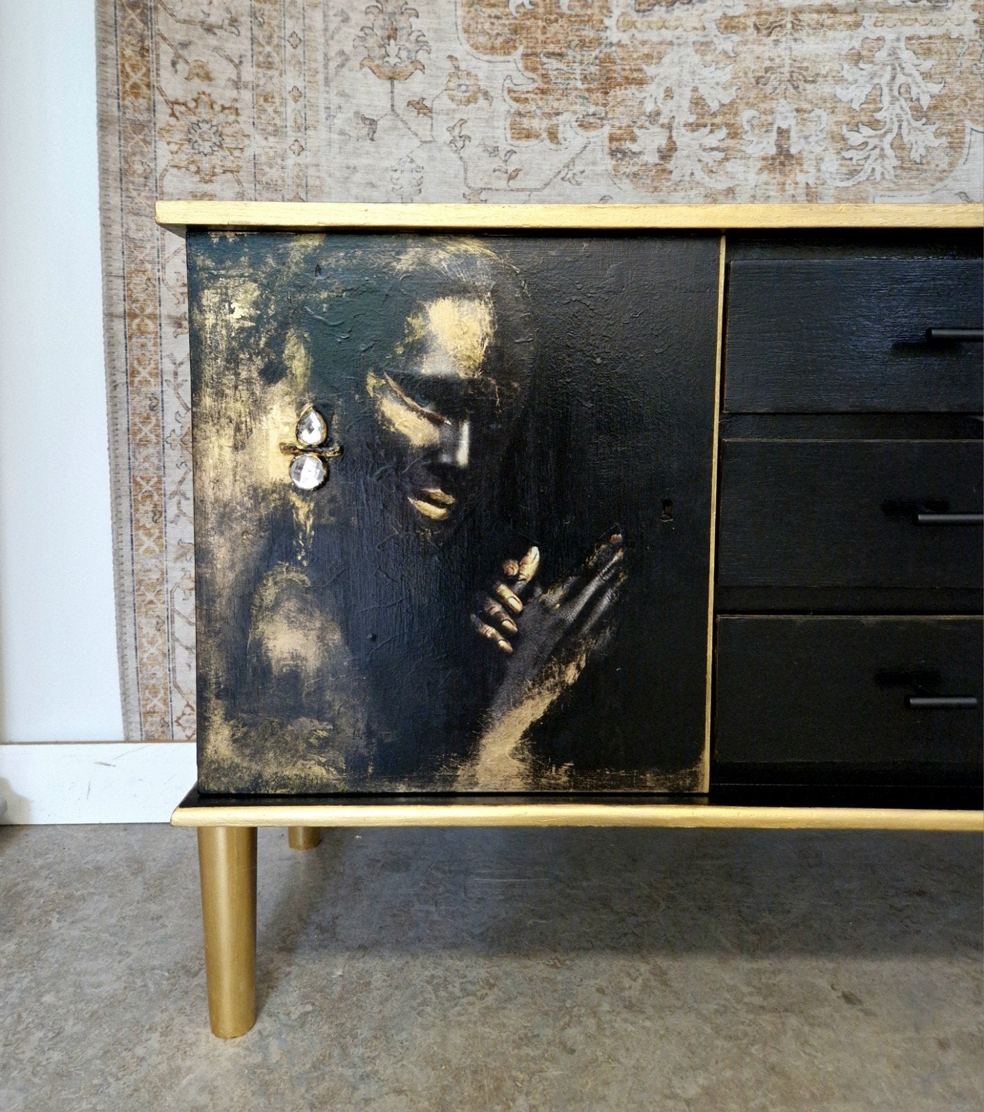 Echt unieke handbeschilderde kast / zwart en goud dressoir, Donyavimin@gmail.com, Mina Donyavi Meubels, Ophalen of Verzenden, Zo goed als nieuw