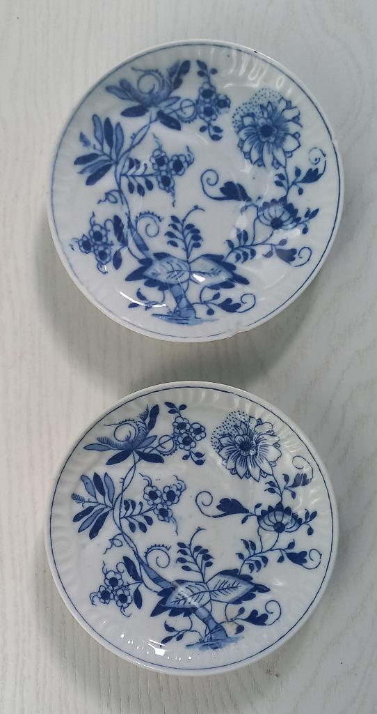 2 antieke porseleinen Louis Regout Zwiebelmuster schoteltjes, Ophalen of Verzenden