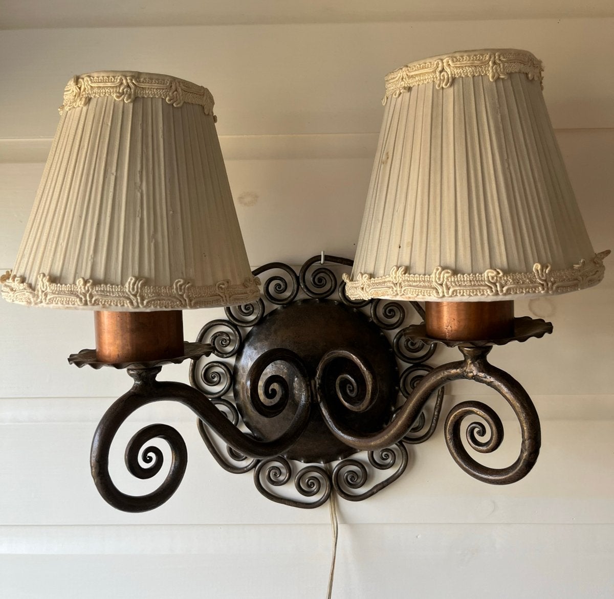 Smeedijzeren wandlamp, 2 kapjes, vintage, Ophalen of Verzenden, Gebruikt, Metaal, Vintage