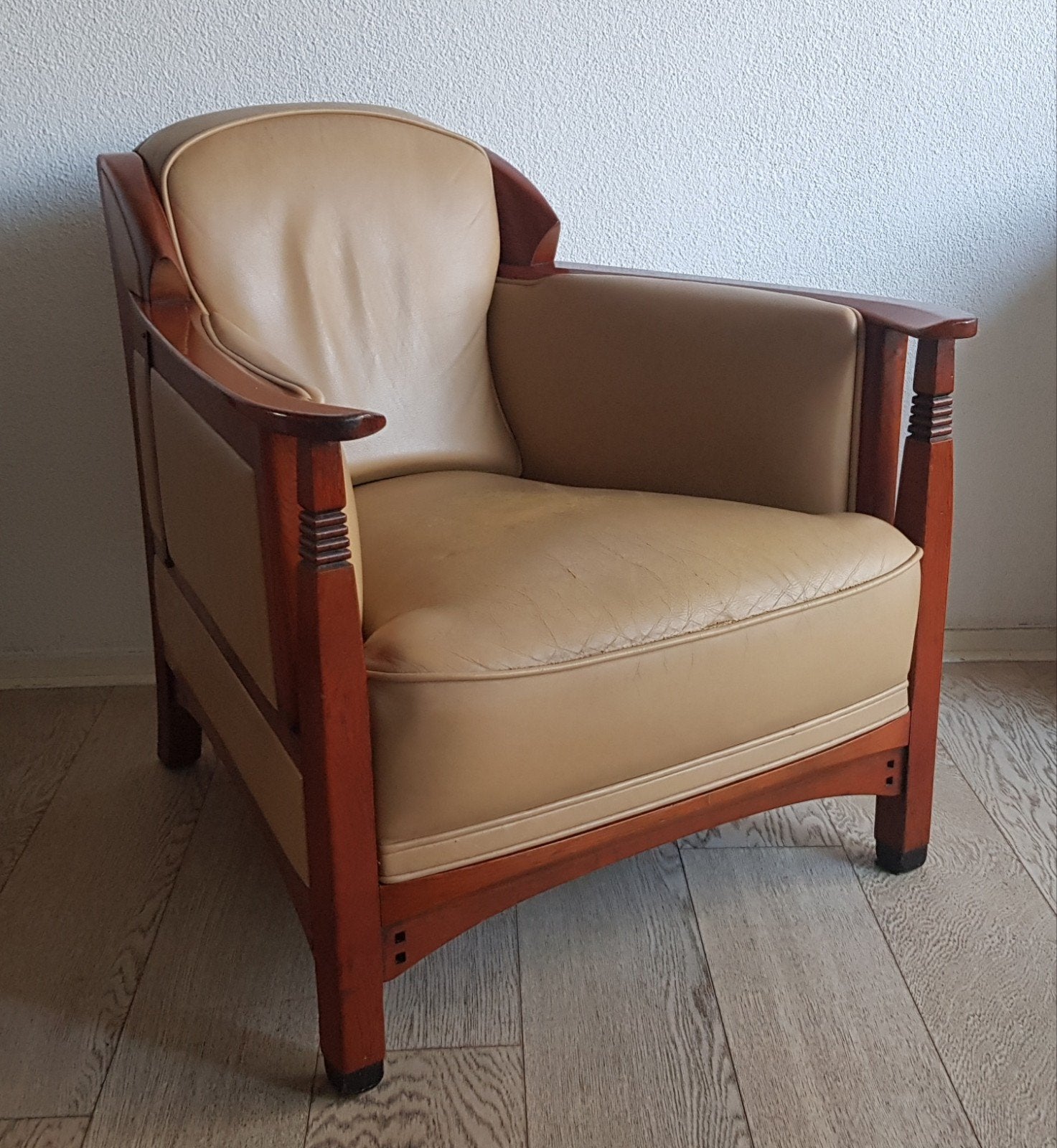 Schuitema fauteuil in beige leer en hout, Ophalen of Verzenden
