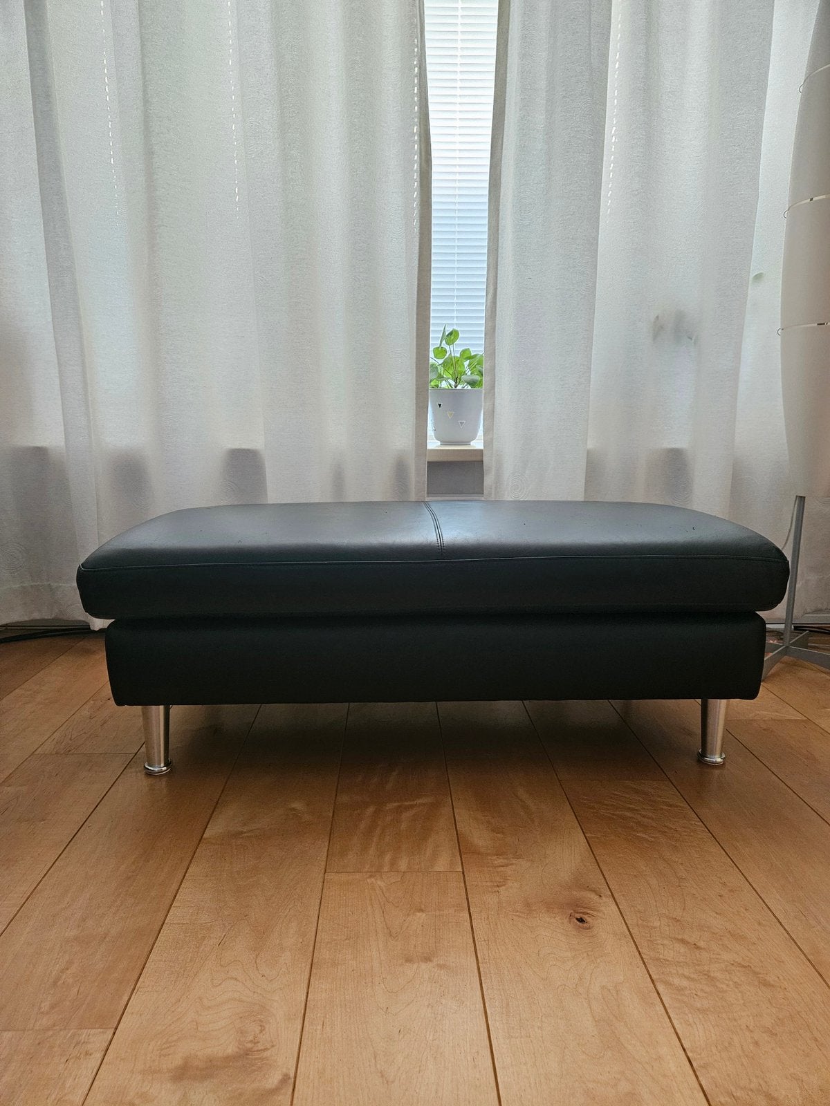 Mooie zwart leren poef/hocker, Huis en Inrichting, Banken | Voetenbanken en Poefen, Ophalen, Gebruikt, 100 tot 125 cm, Leer