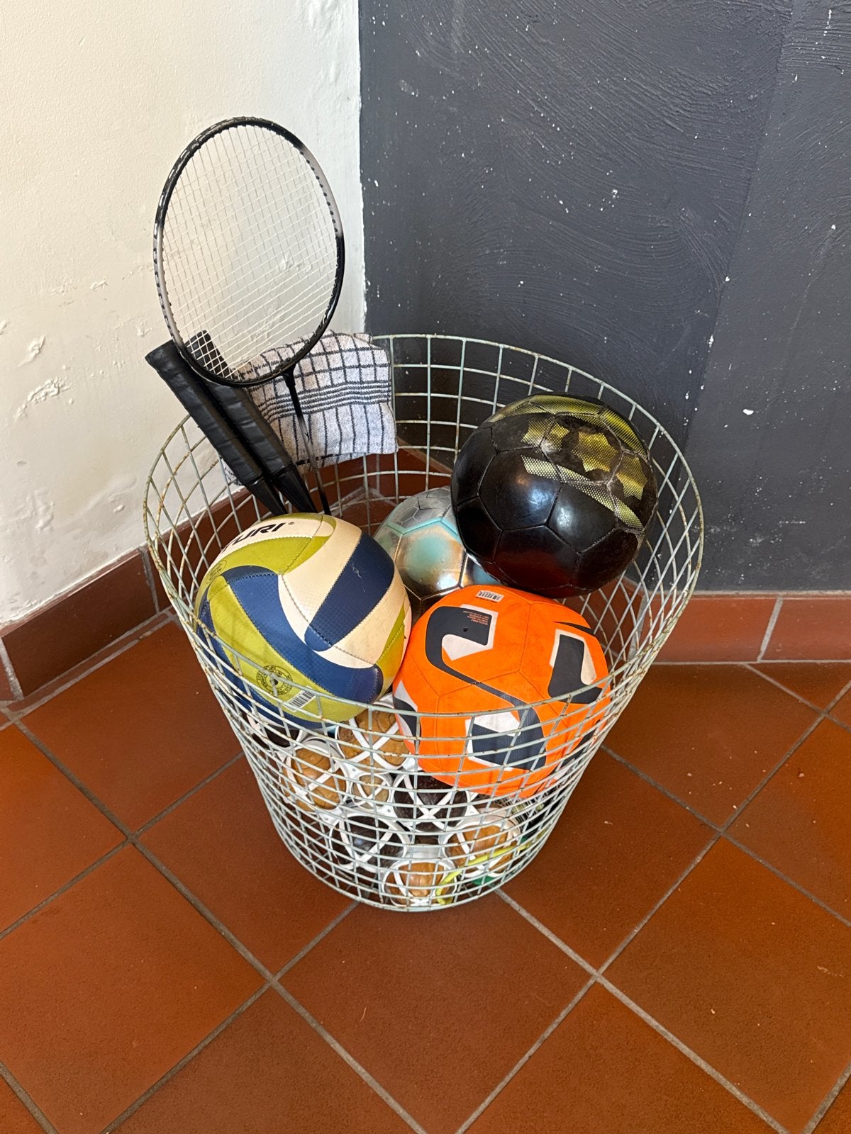 Mand vol sportspullen: ballen, tennisracket en meer, Ophalen, Gebruikt