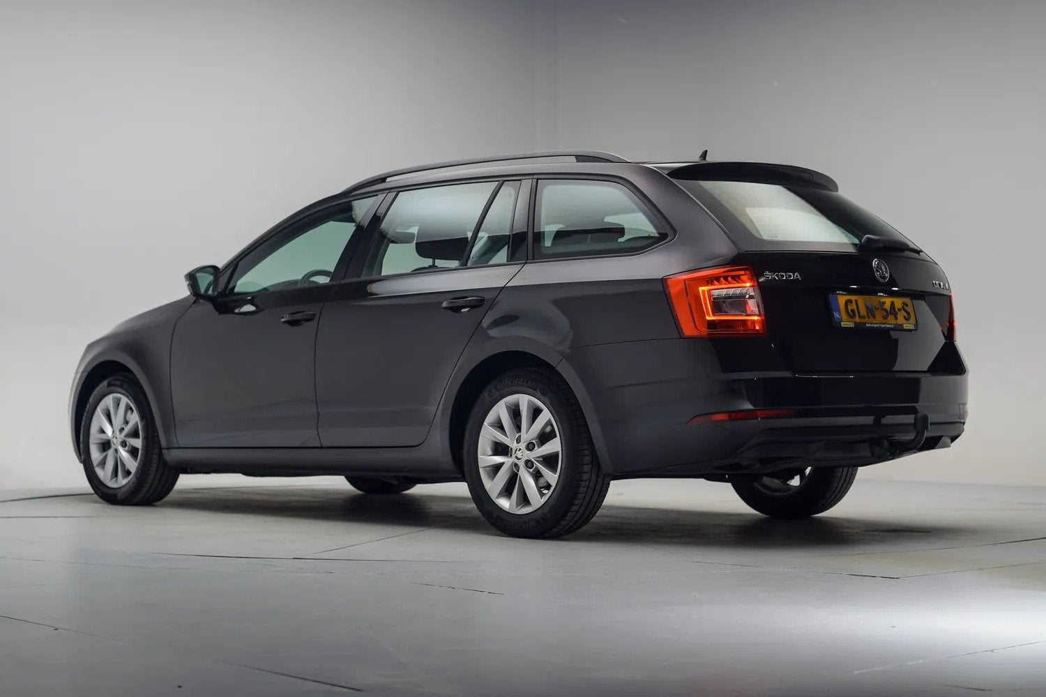 Skoda Octavia COMBI 1.0 TSI Business Edition Plus [ Apple Ca, Gebruikt, 116 pk, Zwart, Handgeschakeld