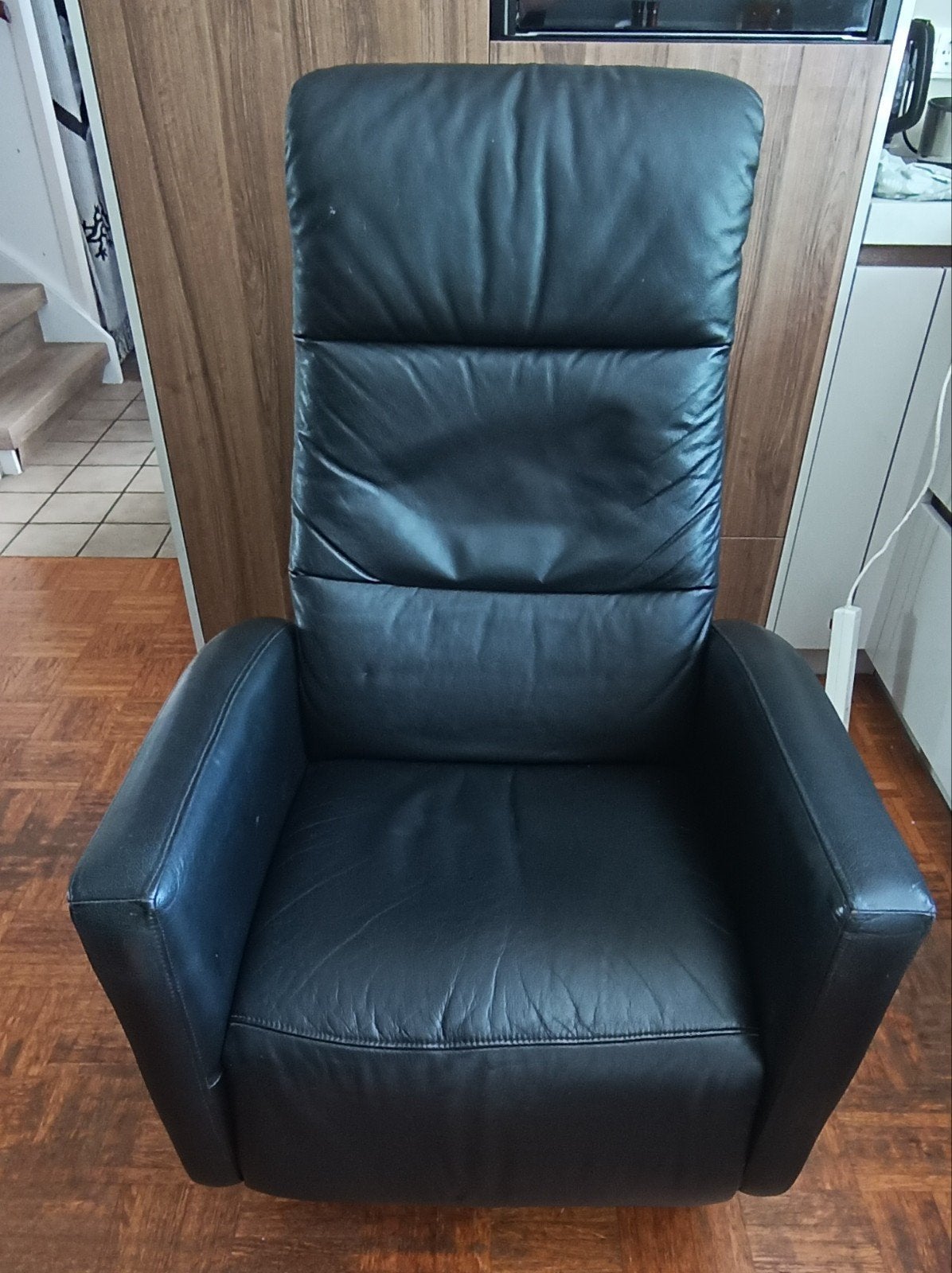 Elektrische verstelbare relaxstoel - Zwart leer, Gebruikt, Modern, Comfort, Ophalen of Verzenden, 75 tot 100 cm