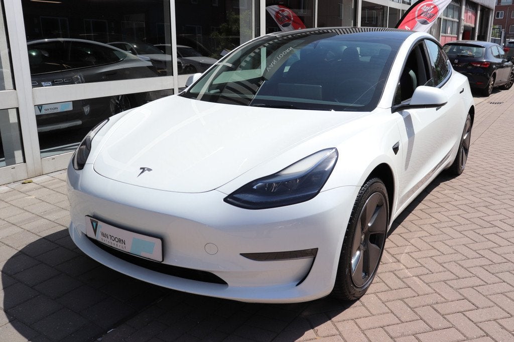Tesla Model 3 Long Range RWD 75 kWh 94,7% SOH . (bj 2023), Auto's, Tesla, Achterwielaandrijving, Gebruikt, Zwart, Wit