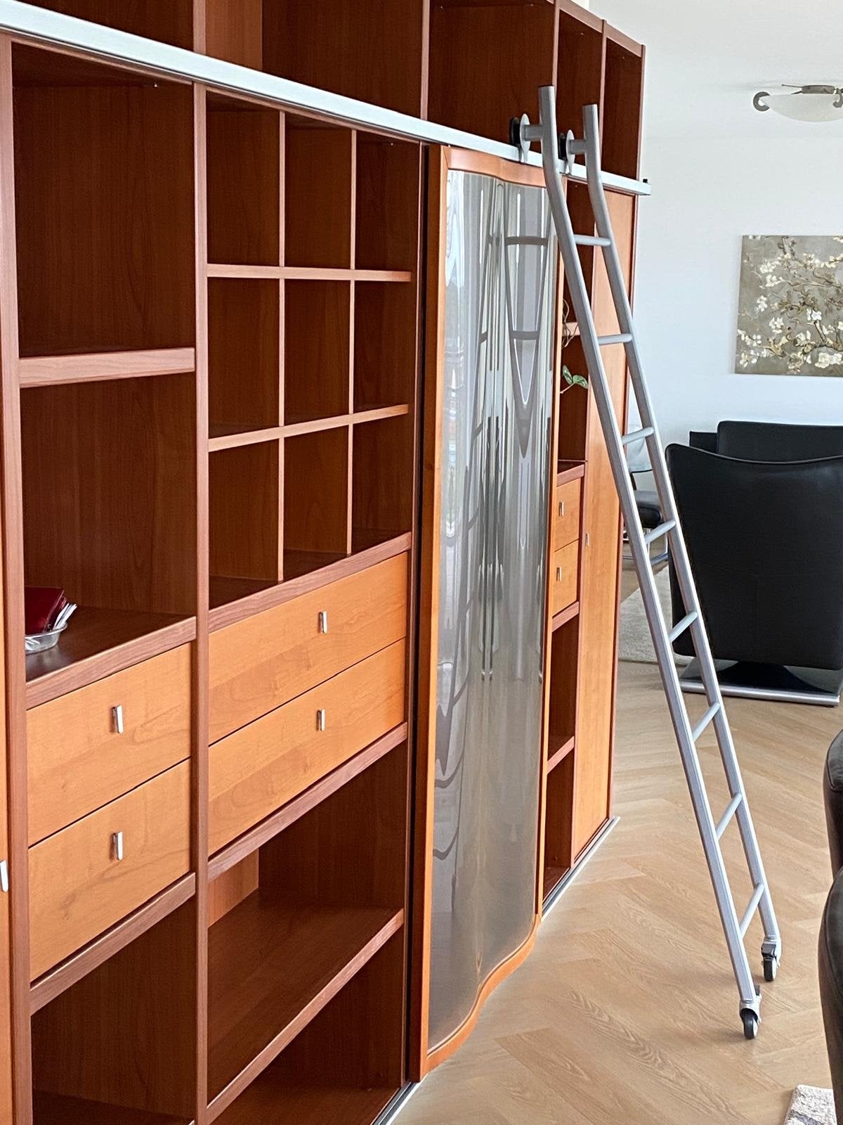 Grote houten boekenkast met ladder en veel opbergruimte, Ophalen, 200 cm of meer, Met lade(s), 200 cm of meer