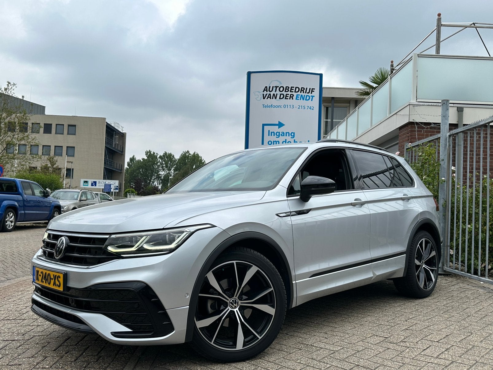 Volkswagen Tiguan 1.5 TSI R-Line / Trekhaak / Camera / 20'', 1441 kg, Zwart, 4 cilinders, Alcantara