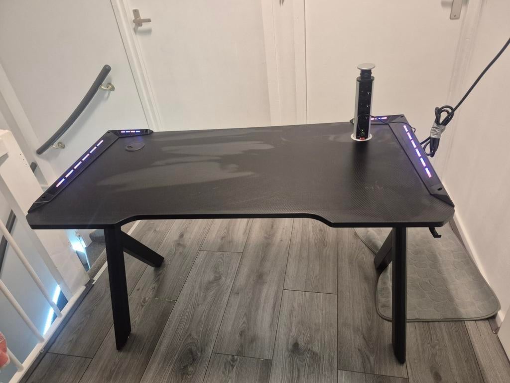 Gamingbureau met LED-verlichting en geïntegreerd stopcontact, Zwart, 120 cm, Spaanplaat of MDF, Ophalen of Verzenden