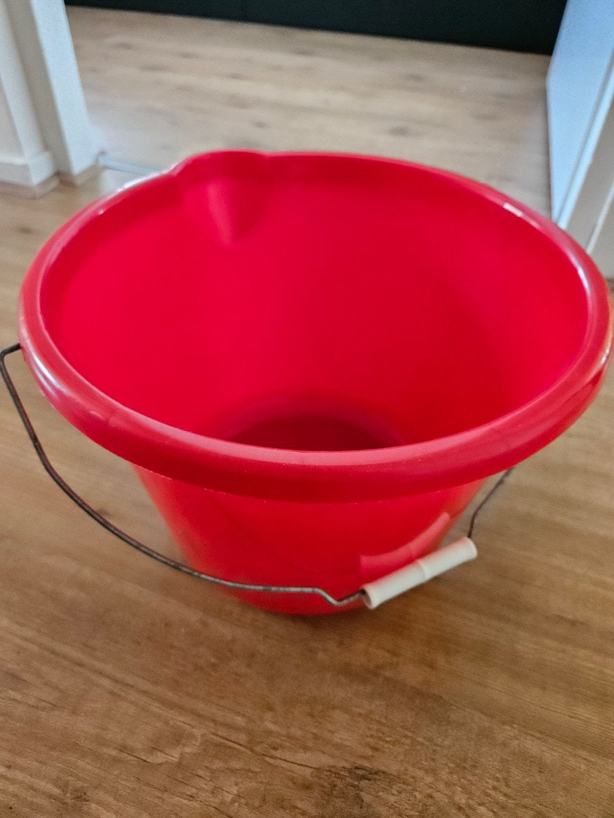 Rode emmer 24 cm hoog, 30 cm diameter, Huis en Inrichting, Emmers, Ophalen of Verzenden, Gebruikt, Kunststof, Met handgreep