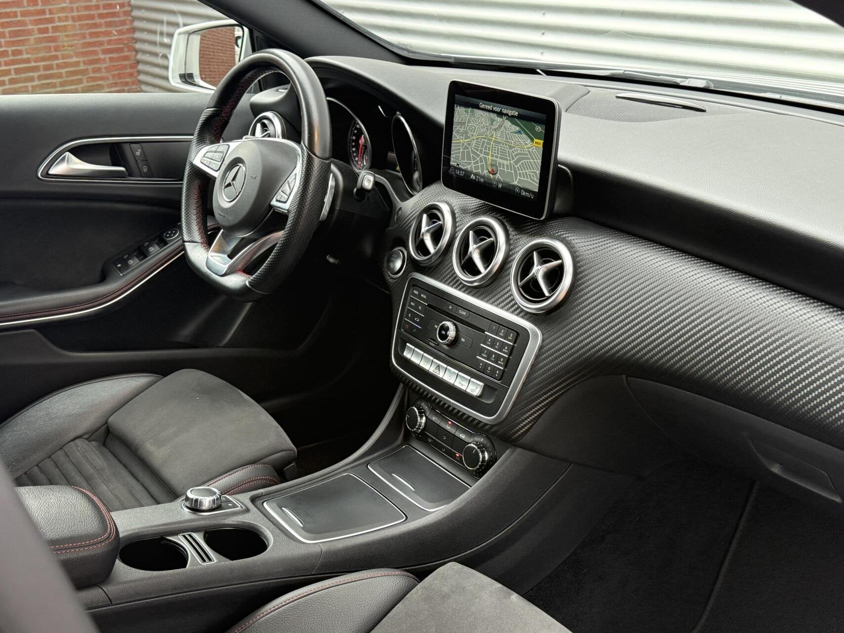 Mercedes A-klasse A180 AMG Aut Cruise Navi Facelift Model NL, Auto's, Gebruikt, 4 cilinders, Leder en Stof, 122 pk